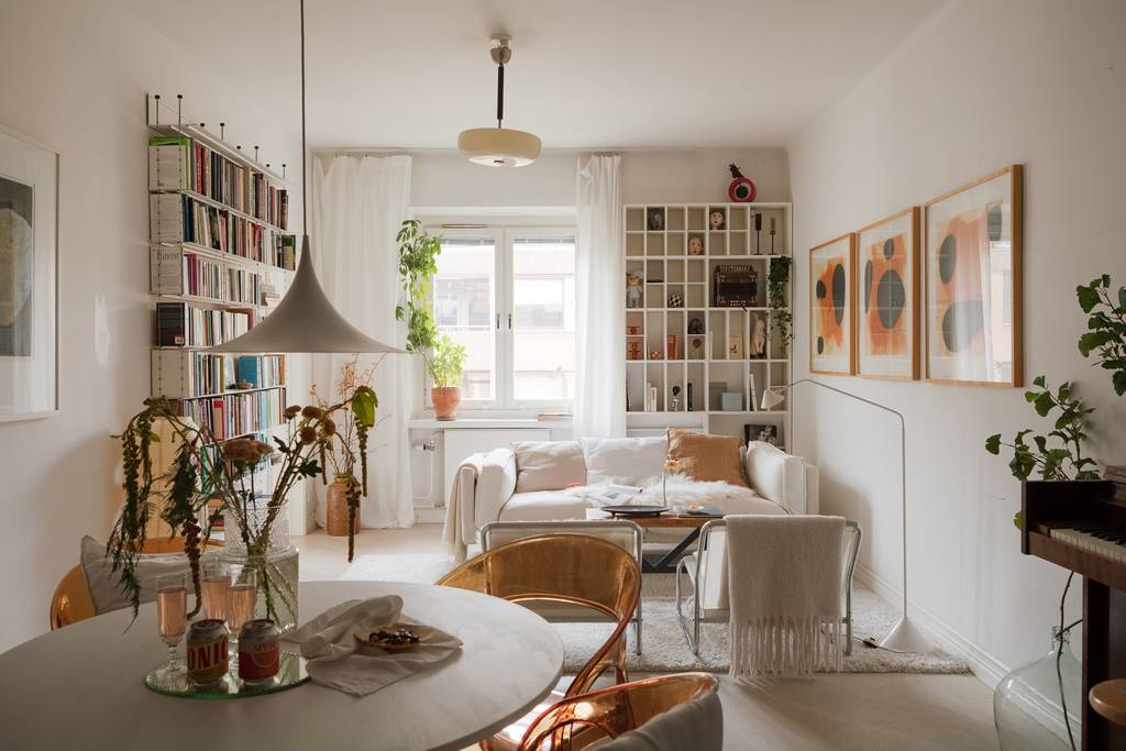salon avec bibliothèques et piano appartement 54m2 décoration scandinave et design