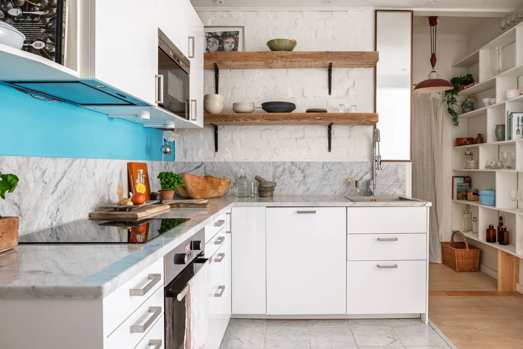 cuisine ouverte et entrée avec bibliothèque appartement 54m2 décoration scandinave et design