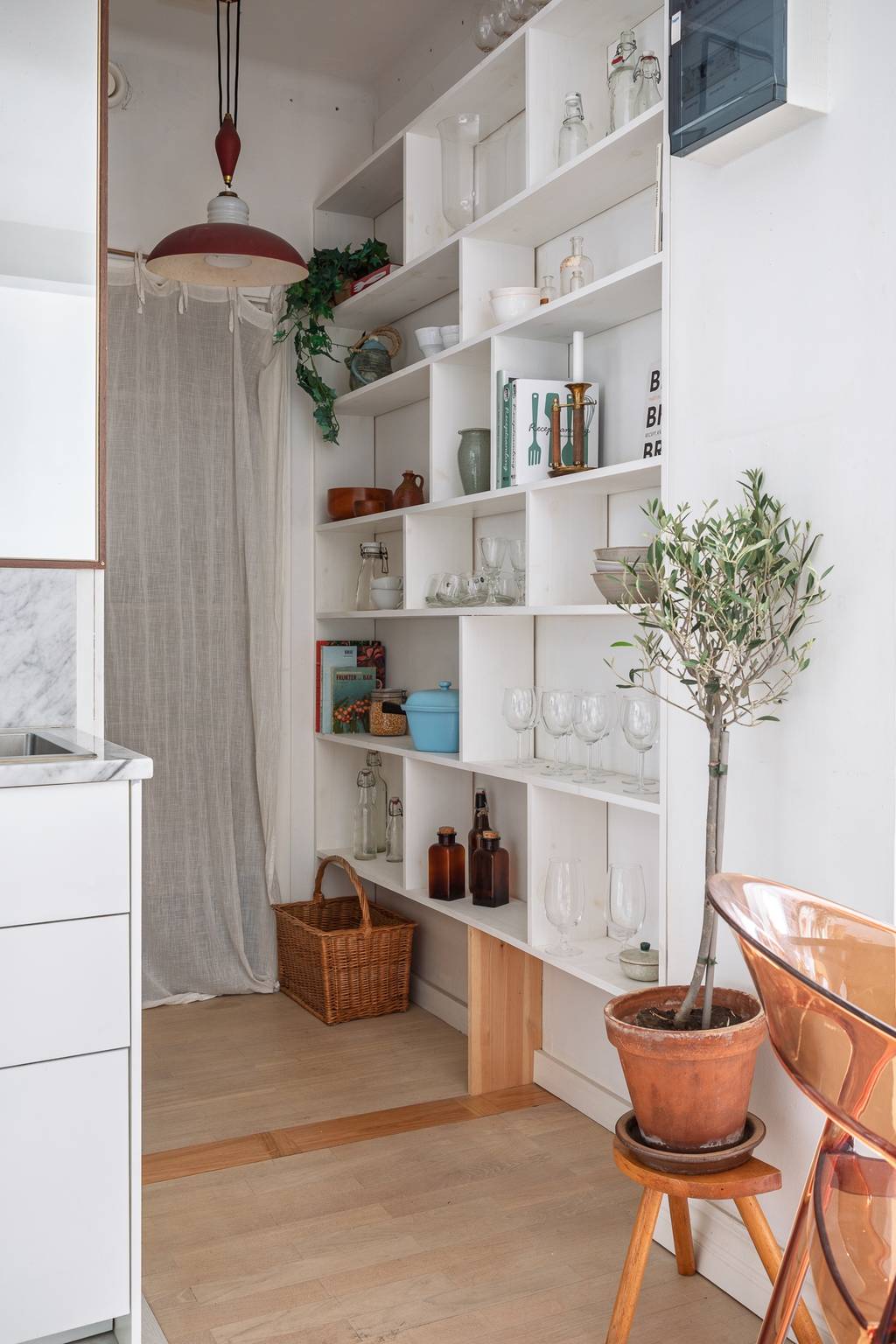 étagères ouvertes dans entrée appartement 54m2