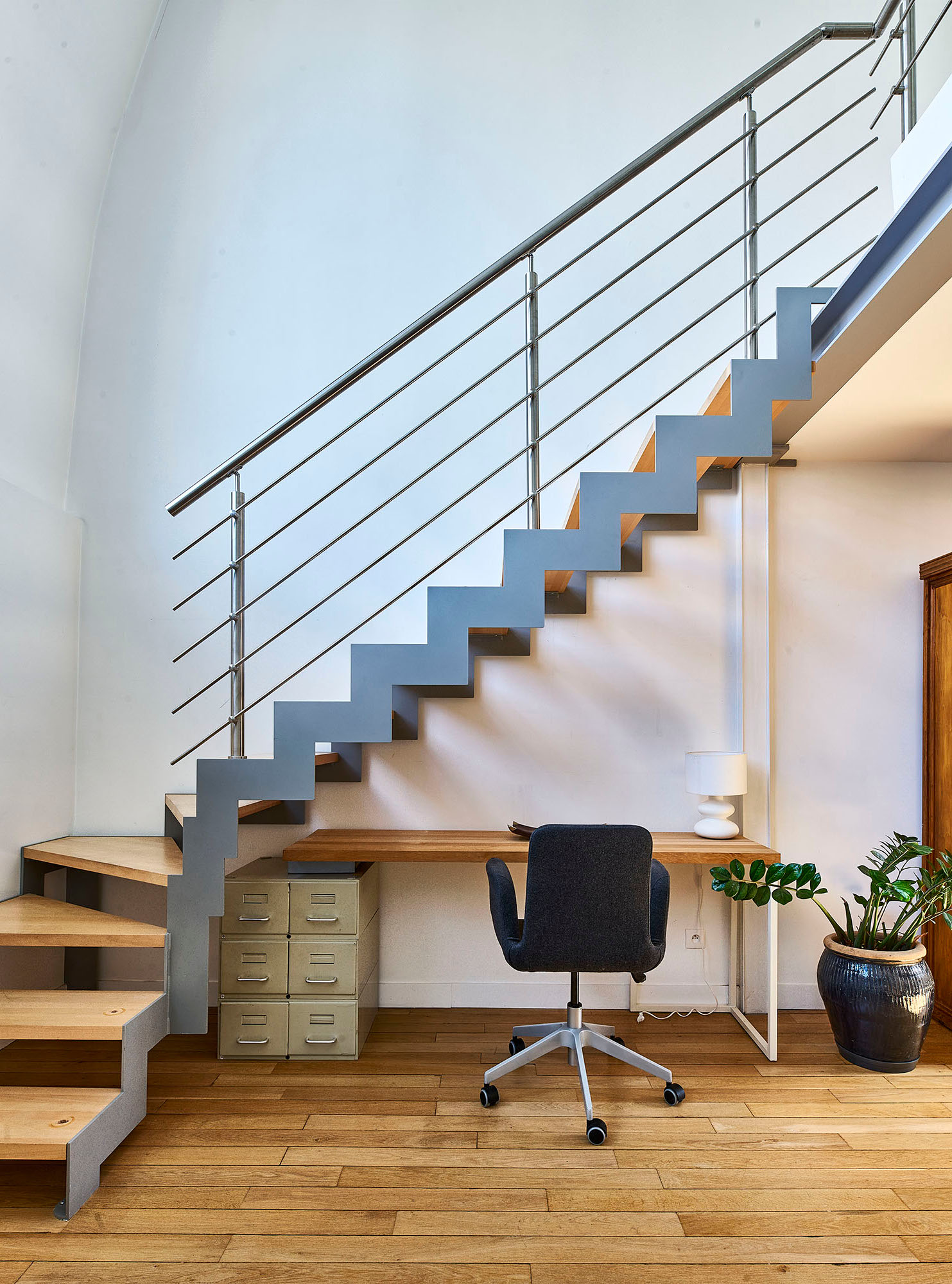 salon avec escalier bois et métal appartement en duplex Paris Photo: © Julien Krede salon avec escalier bois et métal appartement en duplex Paris Photo: © Julien Krede
