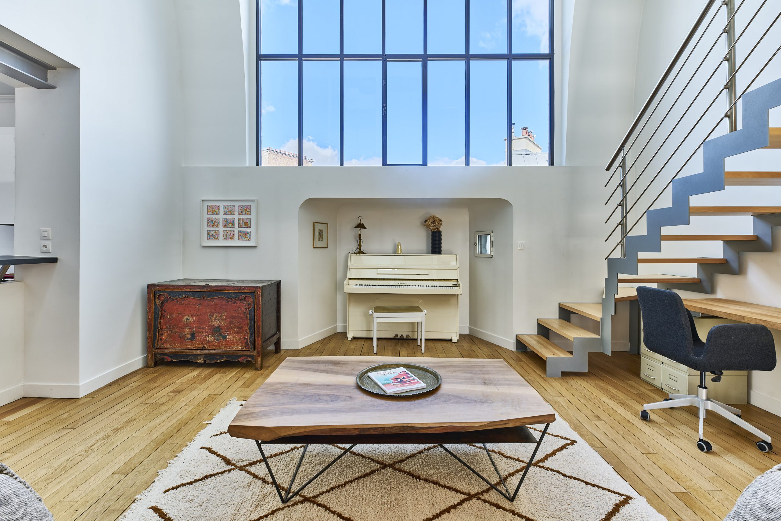 salon avec verrière appartement en duplex Paris Photo: © Julien Krede salon avec verrière appartement en duplex Paris Photo: © Julien Krede