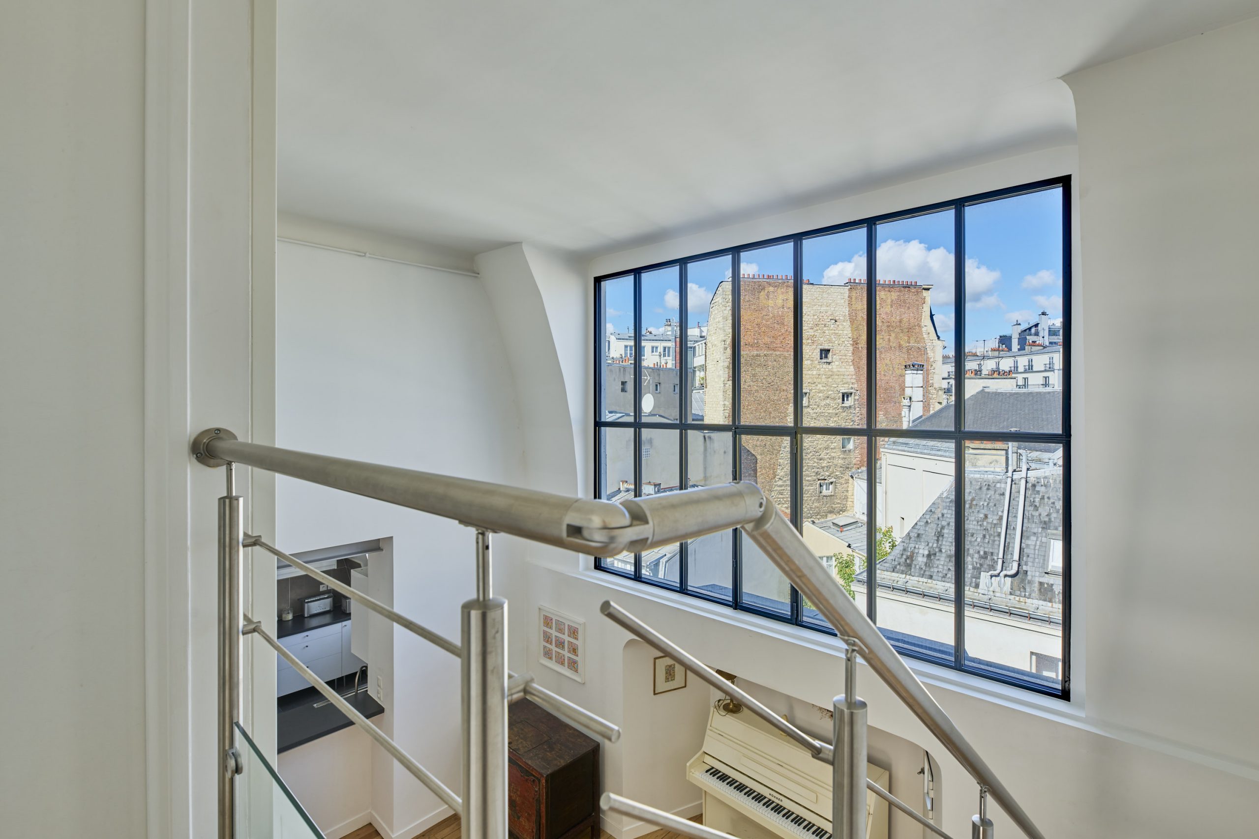 escalier et verrière appartement en duplex Paris Photo: © Julien Krede escalier et verrière appartement en duplex Paris Photo: © Julien Krede