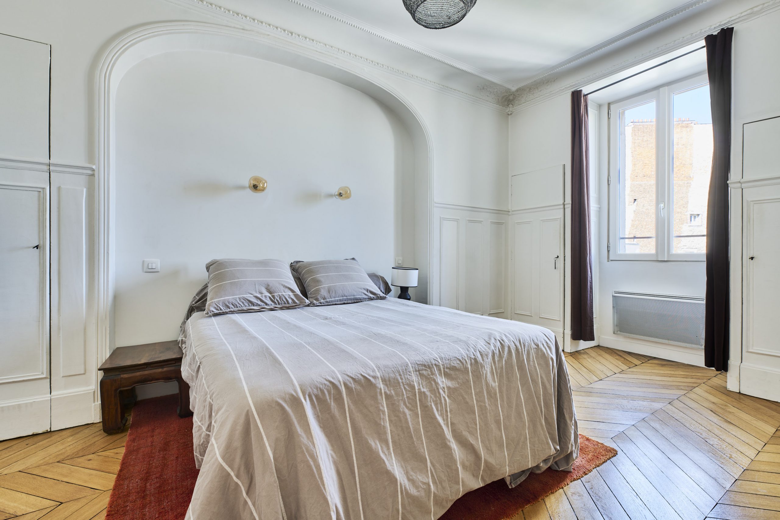 chambre avec moulures appartement en duplex Paris Photo: © Julien Krede chambre avec moulures appartement en duplex Paris Photo: © Julien Krede