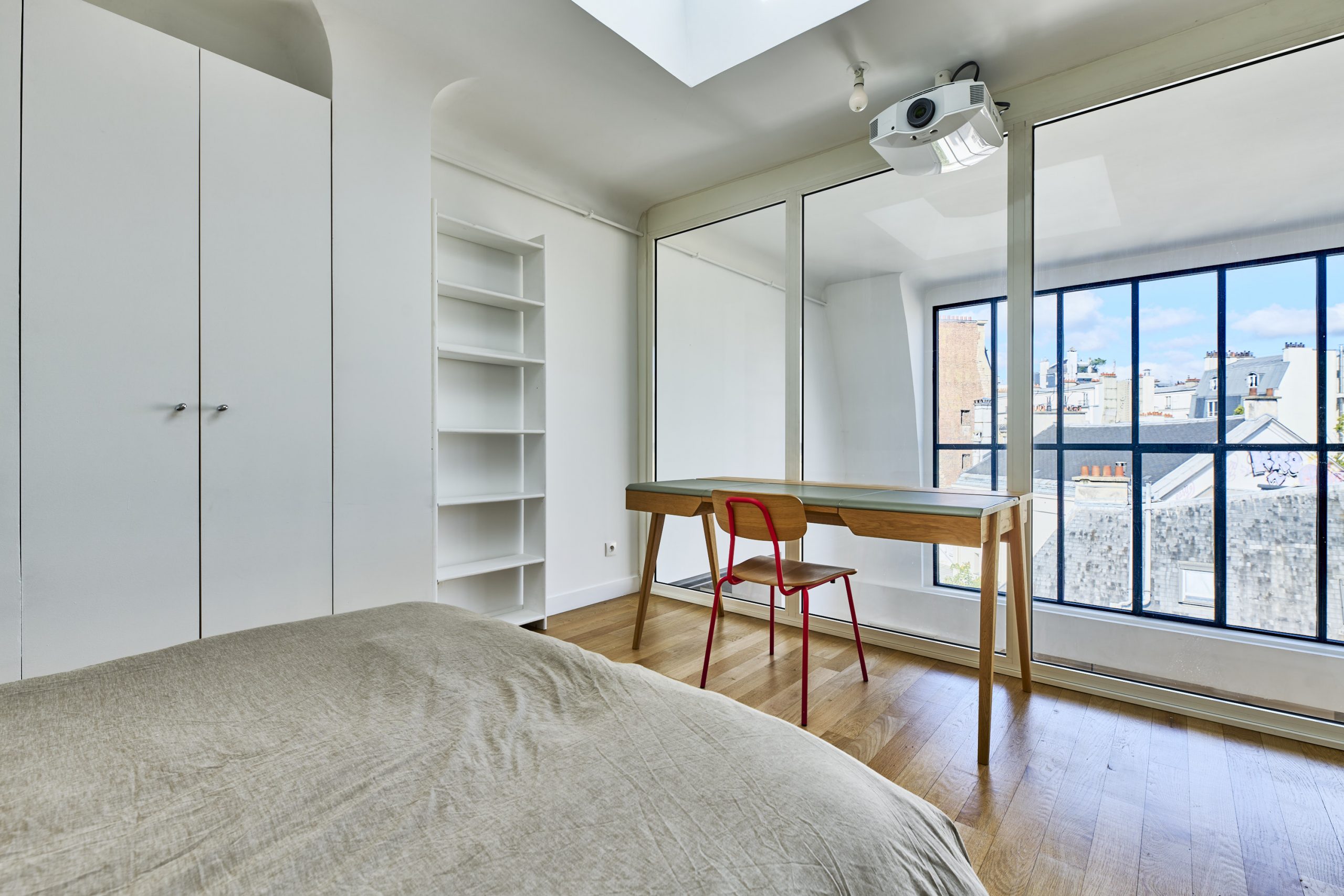chambre sur mezzanine appartement en duplex Paris Photo: © Julien Krede chambre sur mezzanine appartement en duplex Paris Photo: © Julien Krede
