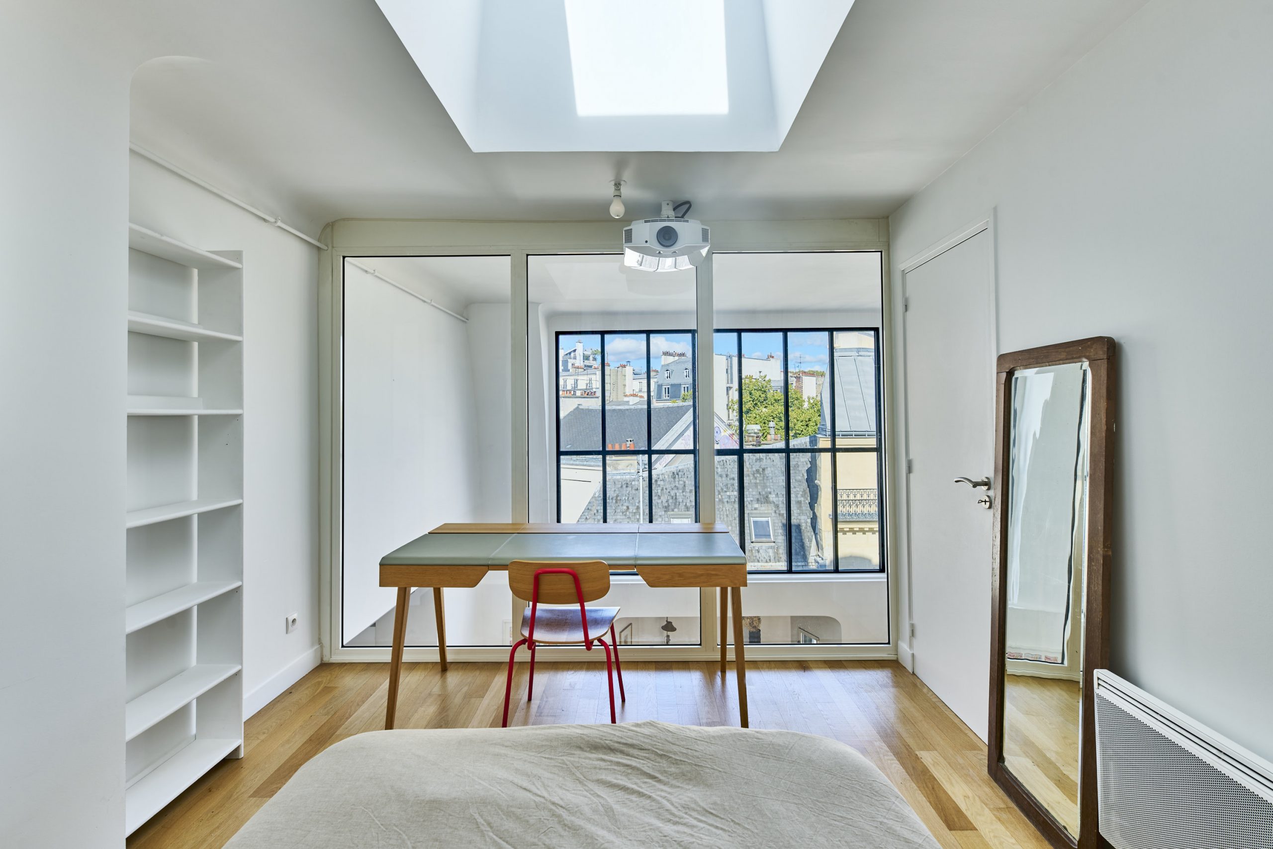 chambre sur mezzanine vitrée appartement en duplex Paris Photo: © Julien Krede chambre sur mezzanine vitrée appartement en duplex Paris Photo: © Julien Krede