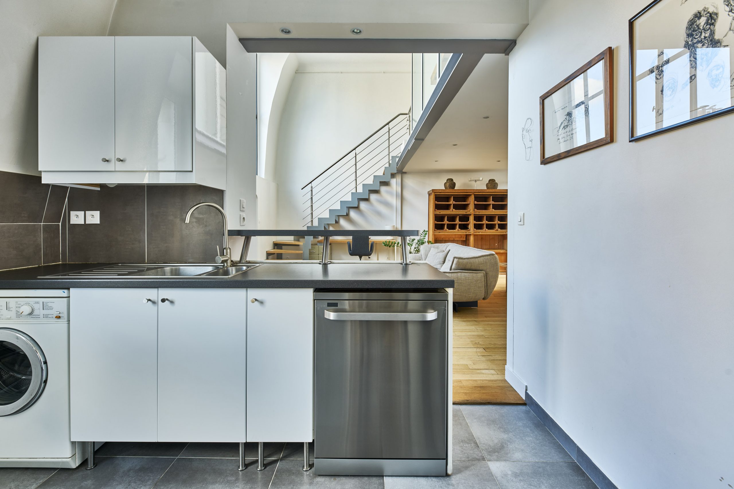 cuisine blanche et inox appartement en duplex Paris Photo: © Julien Krede cuisine blanche et inox appartement en duplex Paris Photo: © Julien Krede