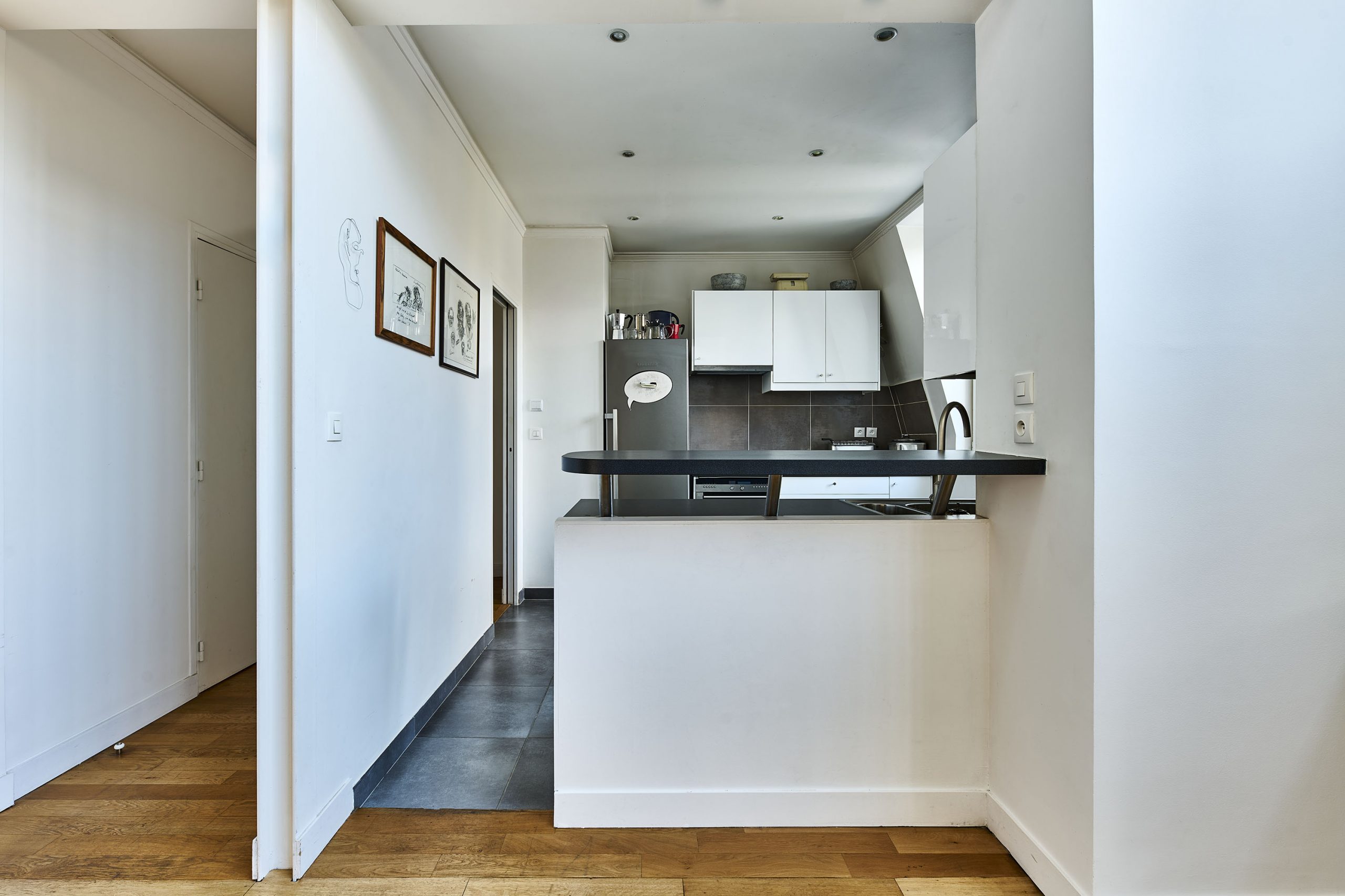 cuisine blanche décoration contemporaine appartement en duplex Paris Photo: © Julien Krede cuisine blanche décoration contemporaine appartement en duplex Paris Photo: © Julien Krede