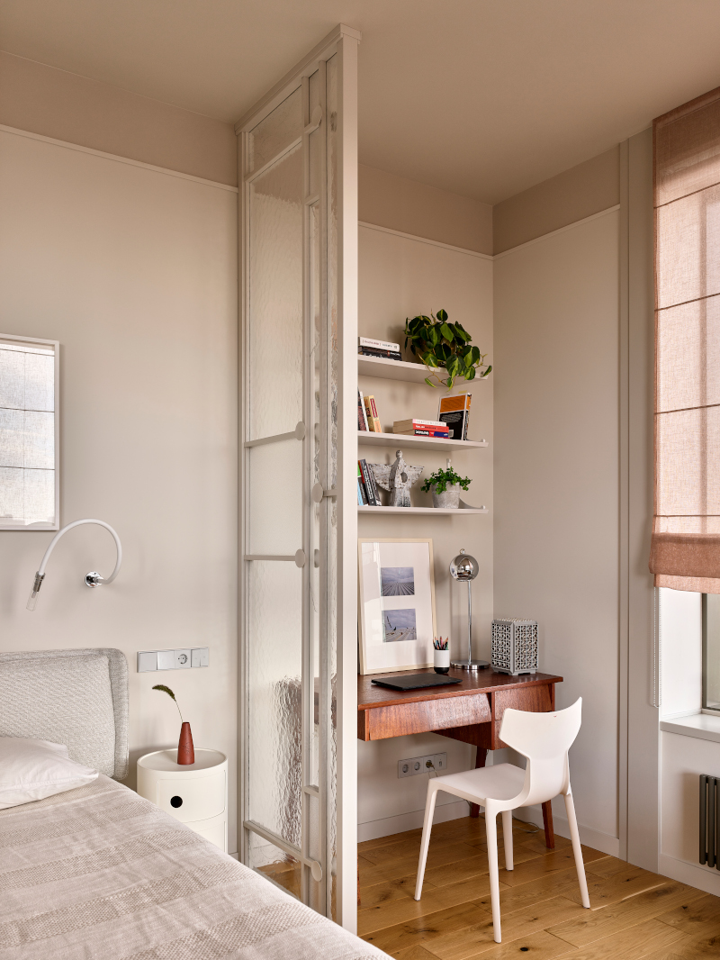 chambre avec espace bureau