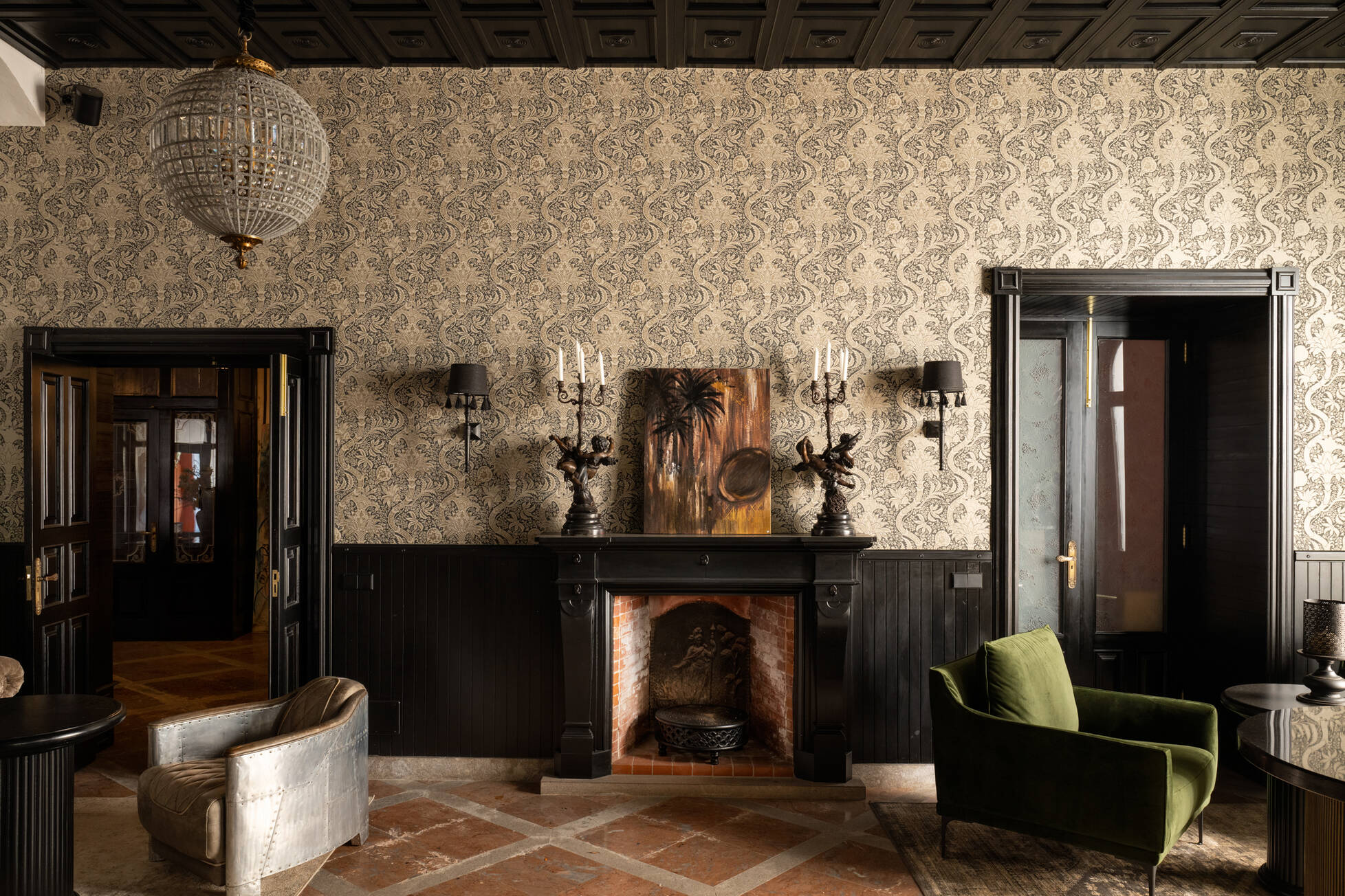 salon avec cheminée et boiseries et décoration contemporaine maison Majorque salon avec cheminée et boiseries et décoration contemporaine maison Majorque