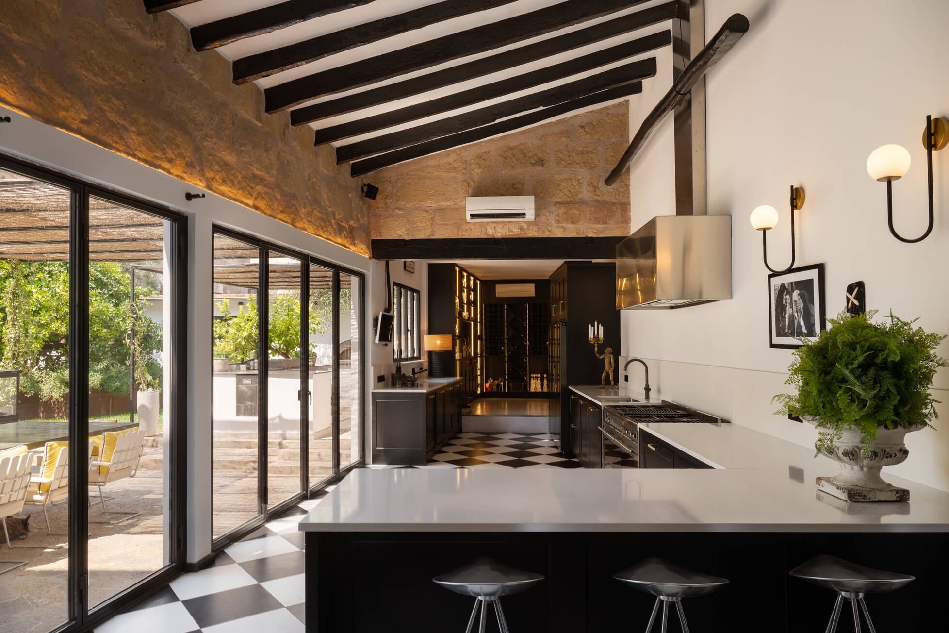 cuisine avec poutres et sol à damier décoration contemporaine maison Majorque cuisine avec poutres et sol à damier décoration contemporaine maison Majorque