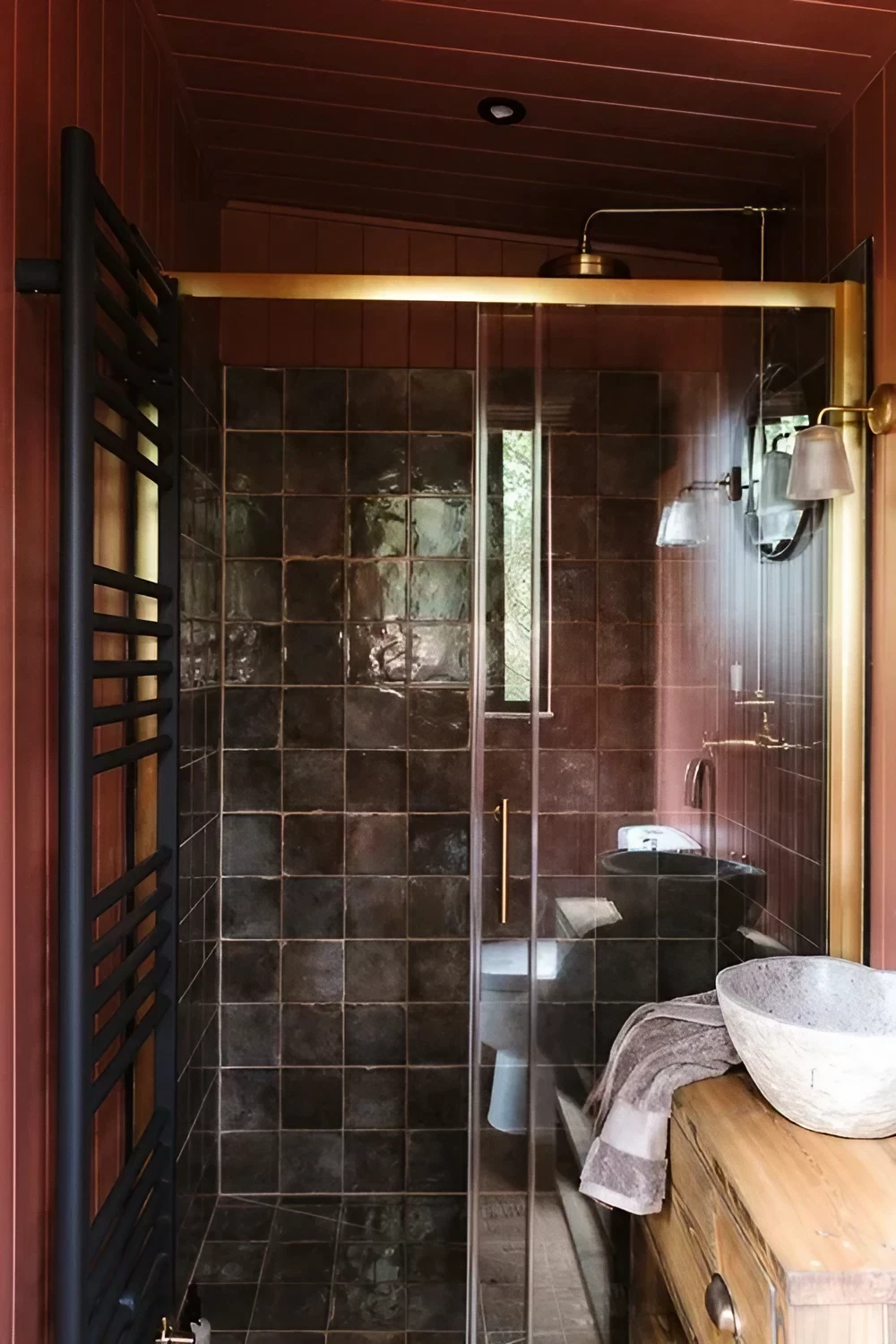 salle de bain zelliges noires Yorkshire Dales par Rest + Wild