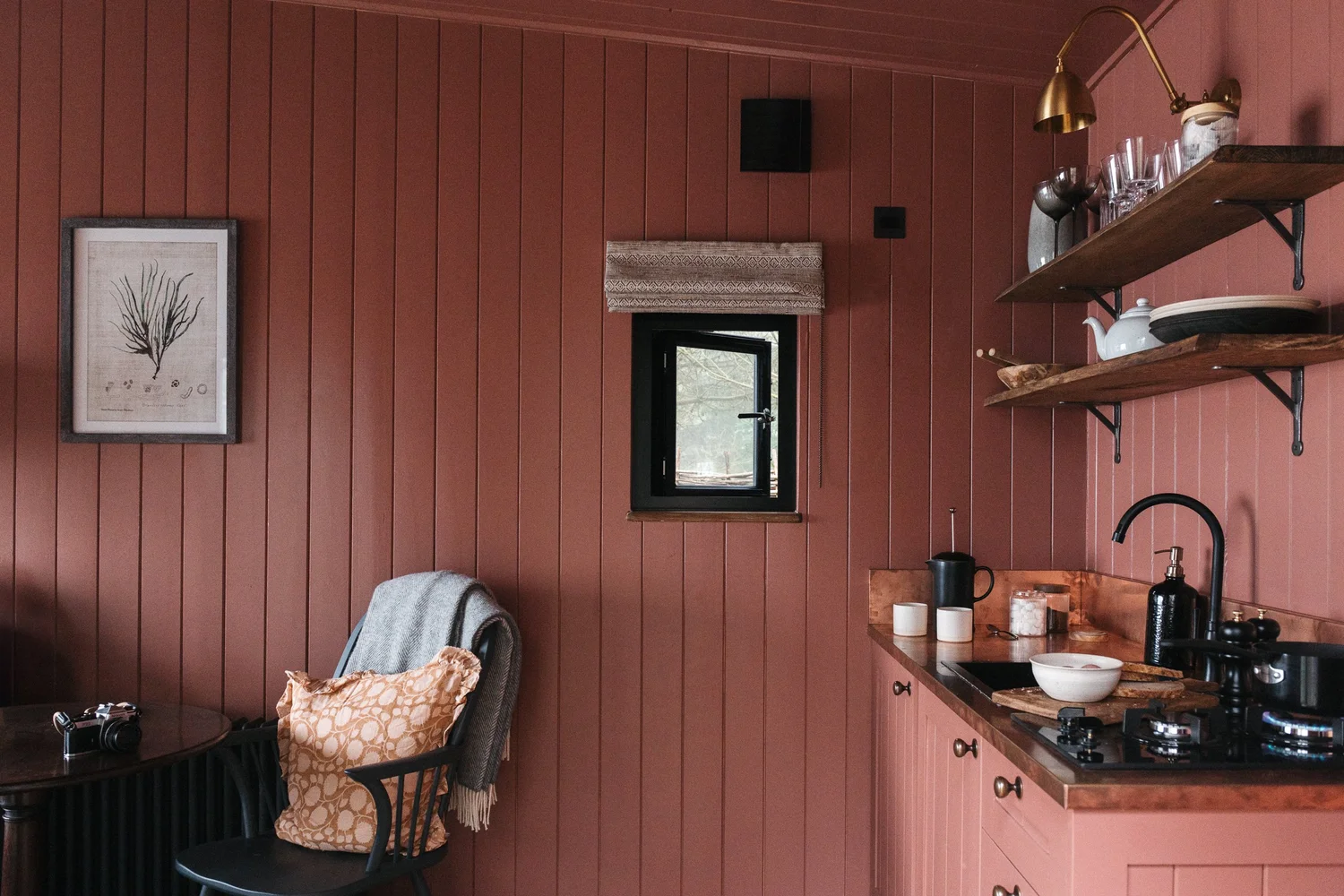 salon et cuisine petite maison en bois pour deux Yorkshire Yorkshire Dales par Rest + Wild