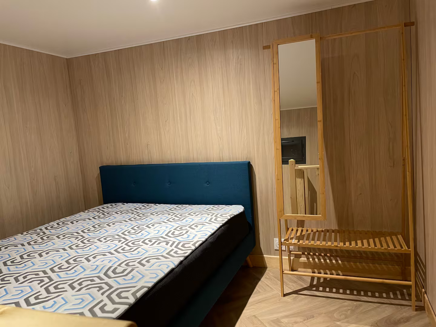 chambre murs bois