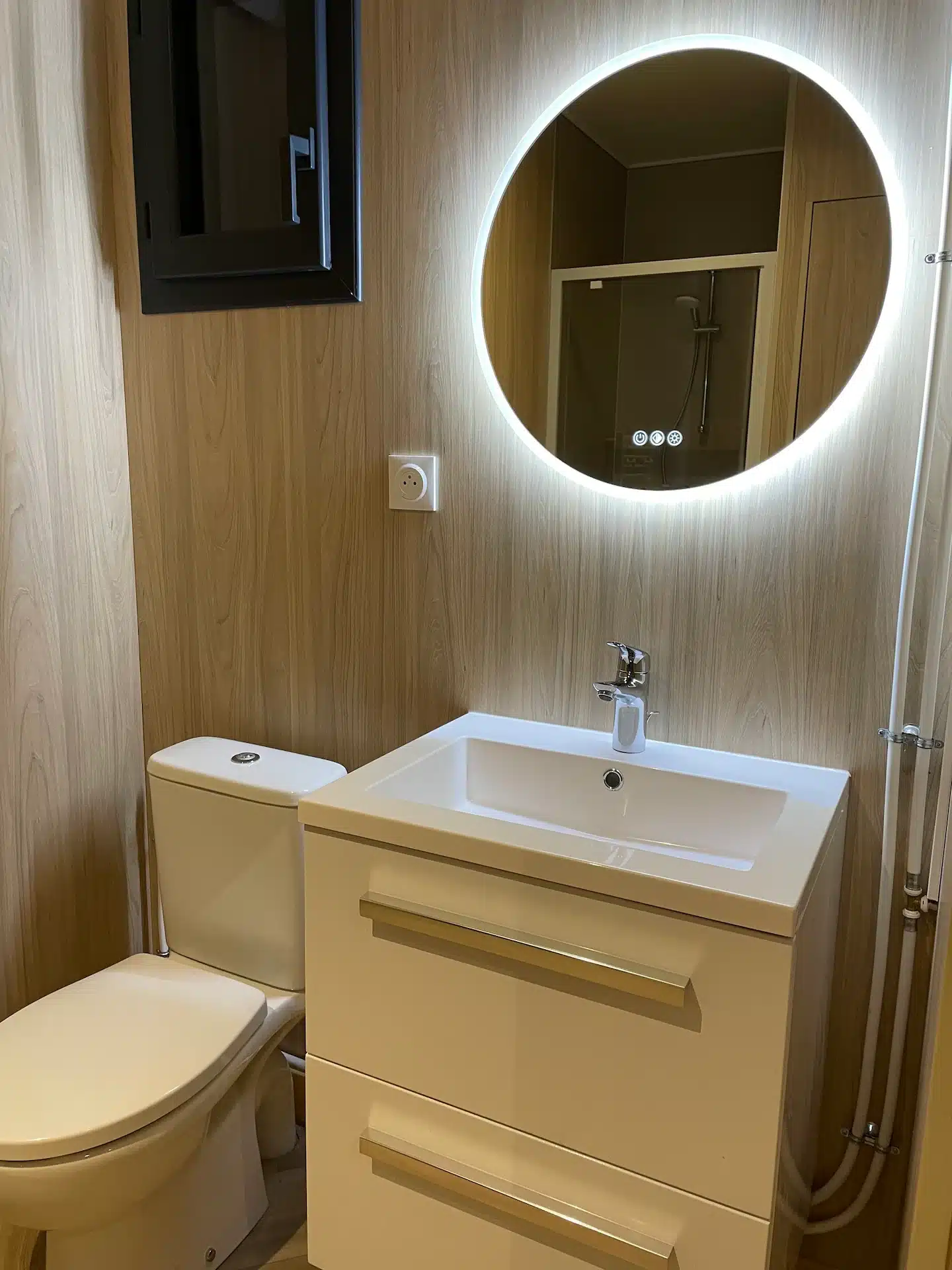 salle de bain petite maison 40m2 Greenkub sur pilotis Hérault