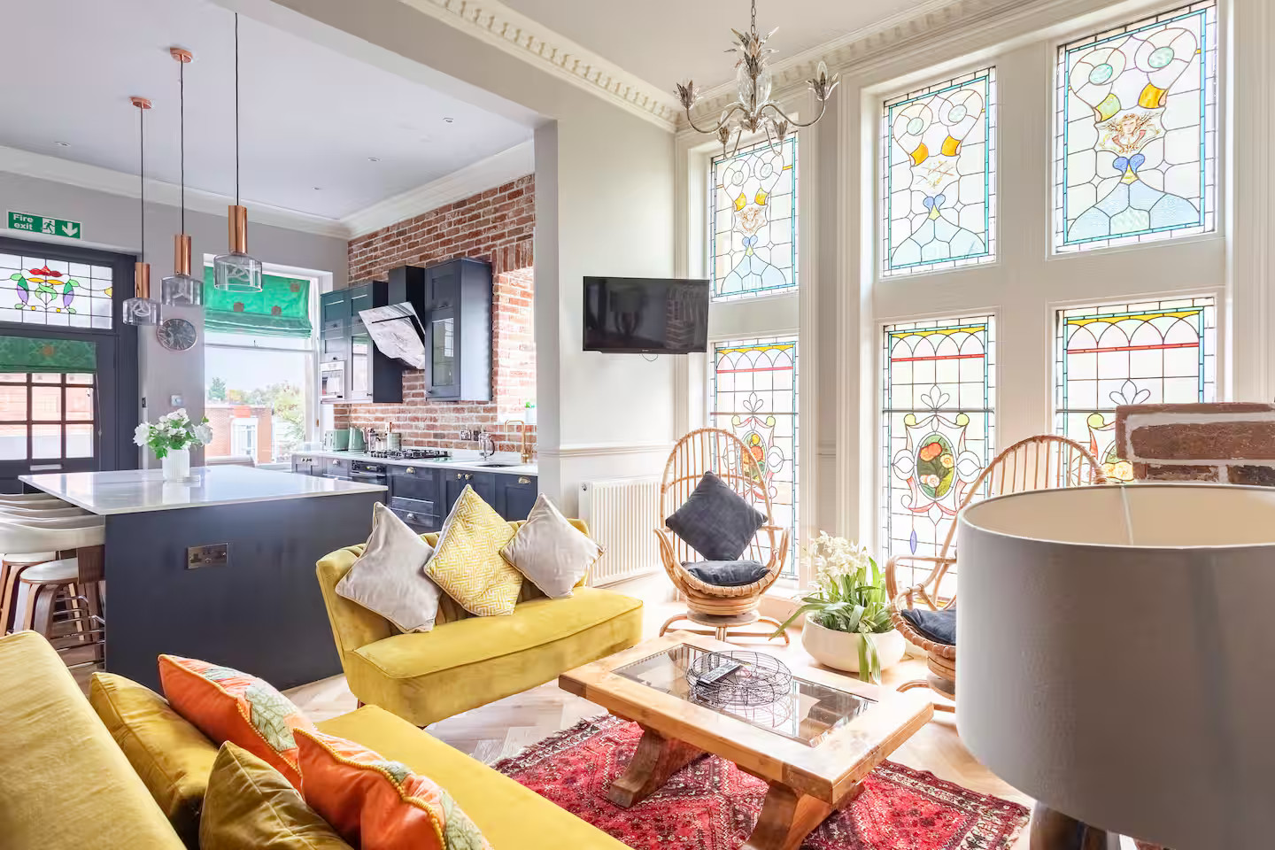 Intérieur maison victorienne rénovée à Glasgow, vitraux et déco colorée Intérieur maison victorienne rénovée à Glasgow, vitraux et déco colorée