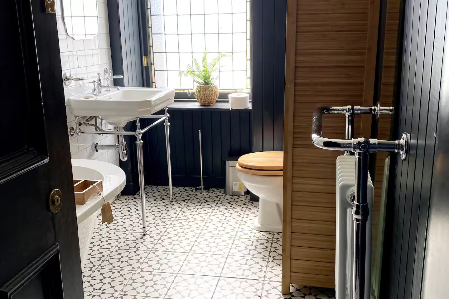 salle de bain maison victorienne rénovée à Glasgow, vitraux et déco colorée salle de bain maison victorienne rénovée à Glasgow, vitraux et déco colorée