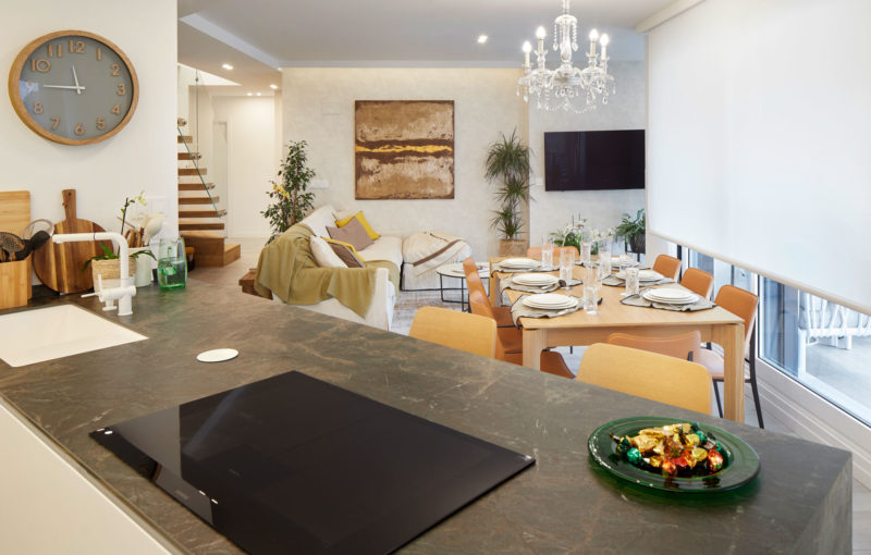 cuisine ouverte sur salon avec escalier appartement en duplex décoration contemporaine