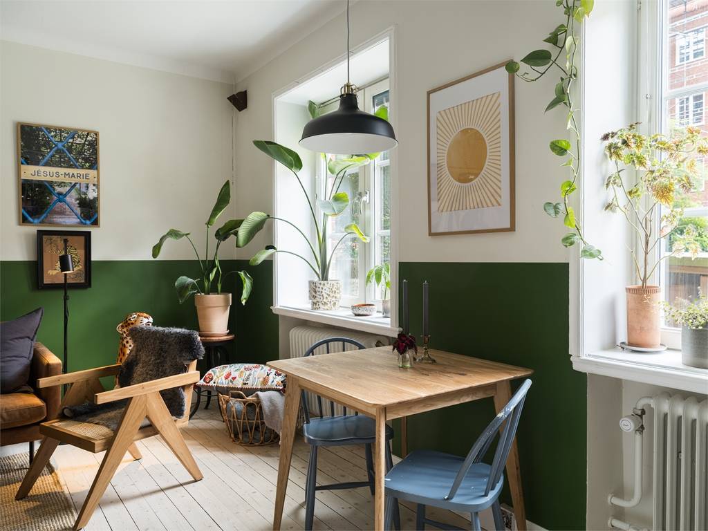 salon mur vert canapé cuir camel studio 34m2 salon mur vert canapé cuir camel studio 34m2