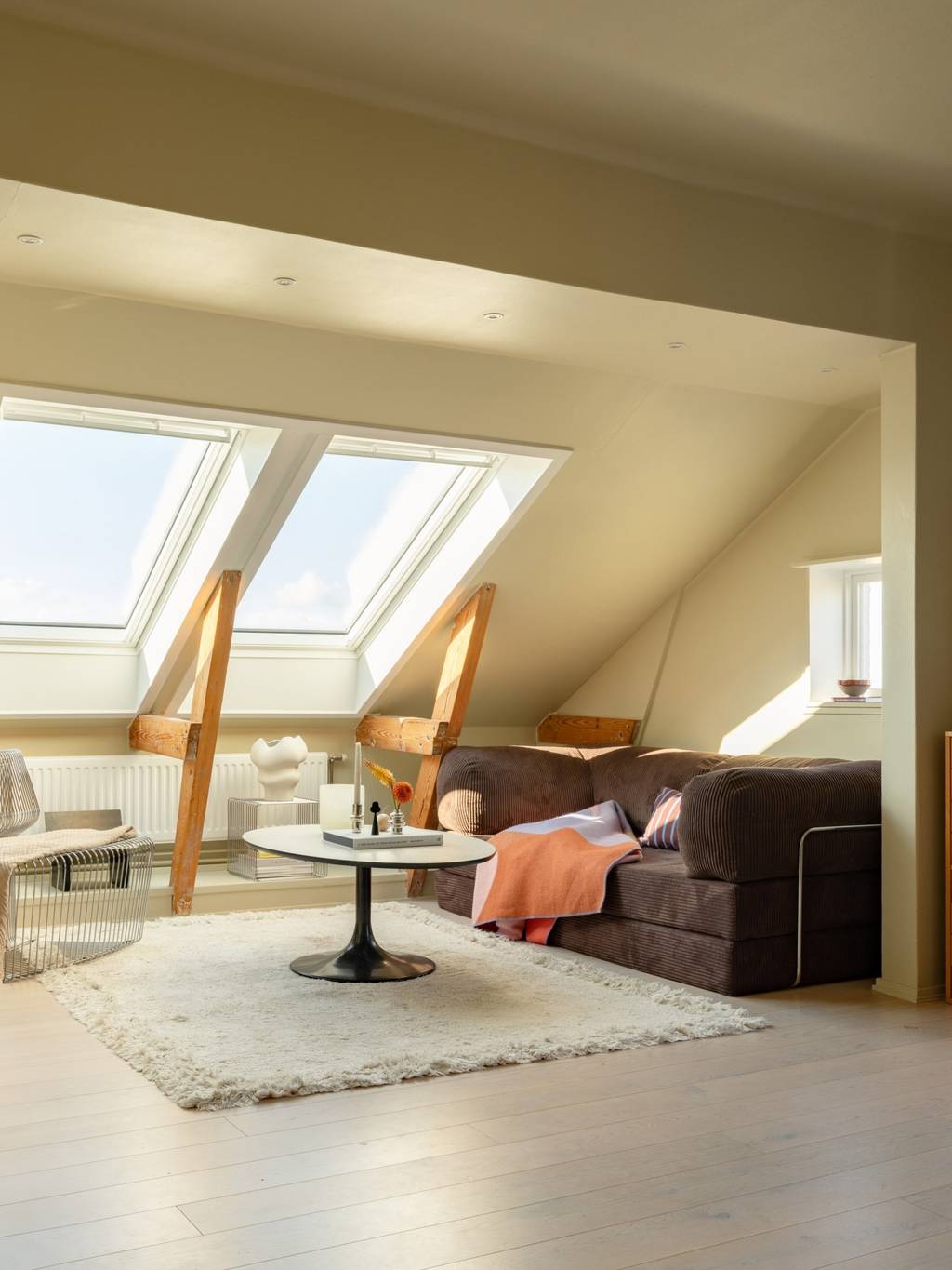 salon avec velux trois-pièces mansardé 68m2 décoration scandinave salon avec velux trois-pièces mansardé 68m2 décoration scandinave