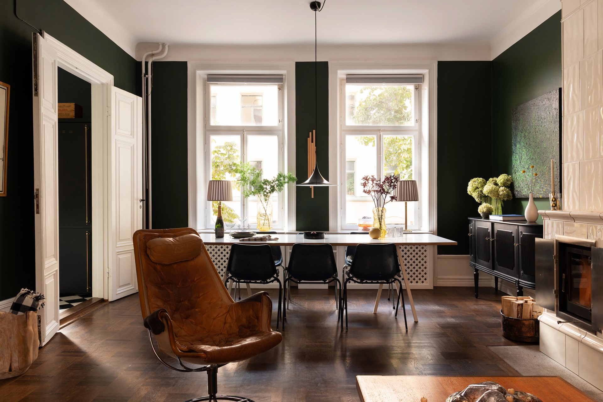 salon avec poêle faïence scandinave murs verts décoration vintage et scandinave