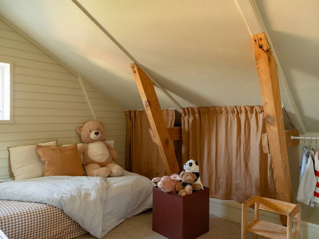 chambre enfant avec poutres trois-pièces mansardé 68m2 décoration scandinave chambre enfant avec poutres trois-pièces mansardé 68m2 décoration scandinave