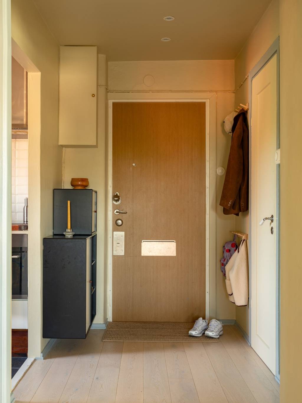 entrée murs jaune beurre trois-pièces mansardé 68m2 décoration scandinave entrée murs jaune beurre trois-pièces mansardé 68m2 décoration scandinave