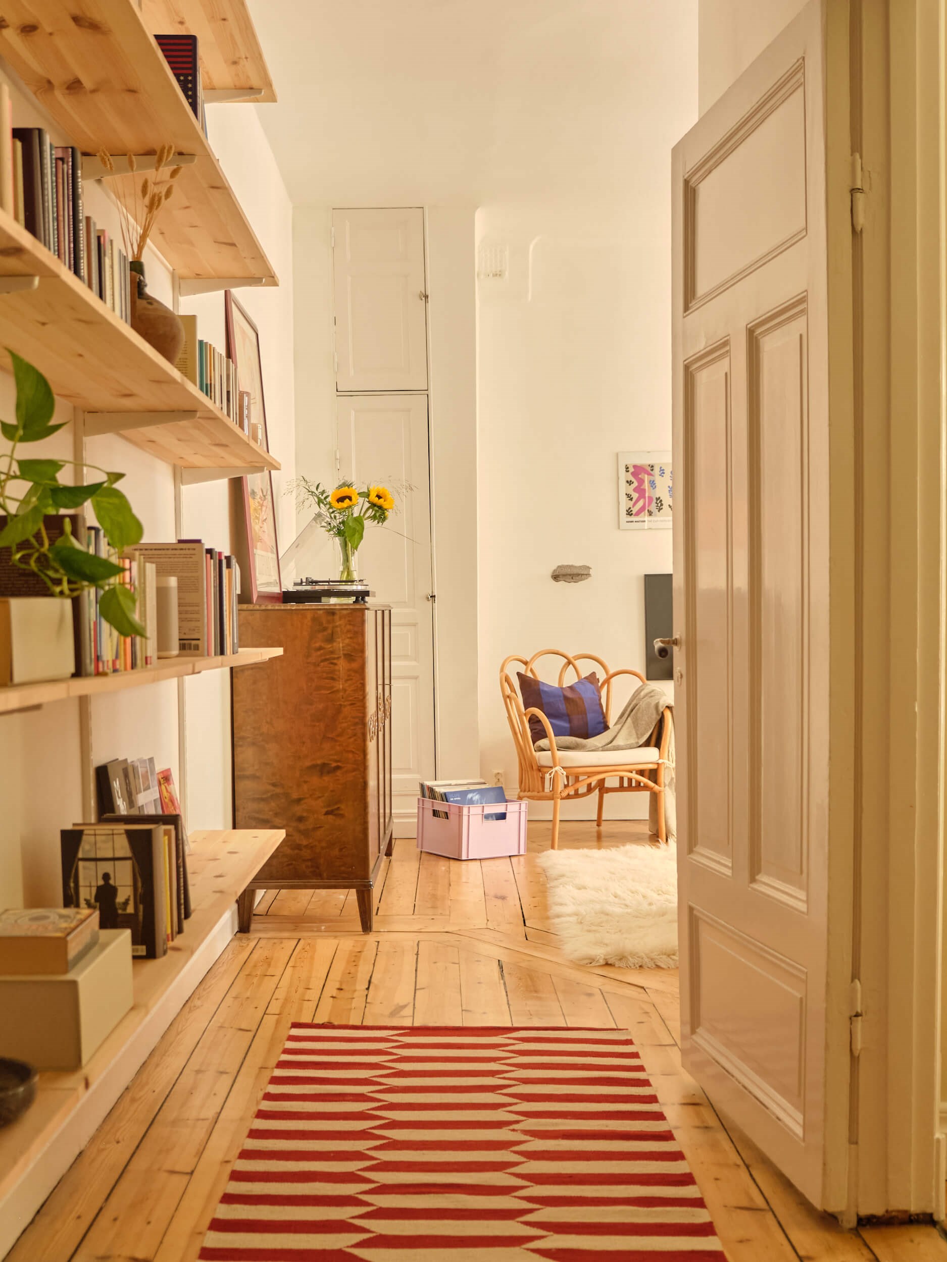 entrée avec parquet et étagères entrée avec parquet et étagères