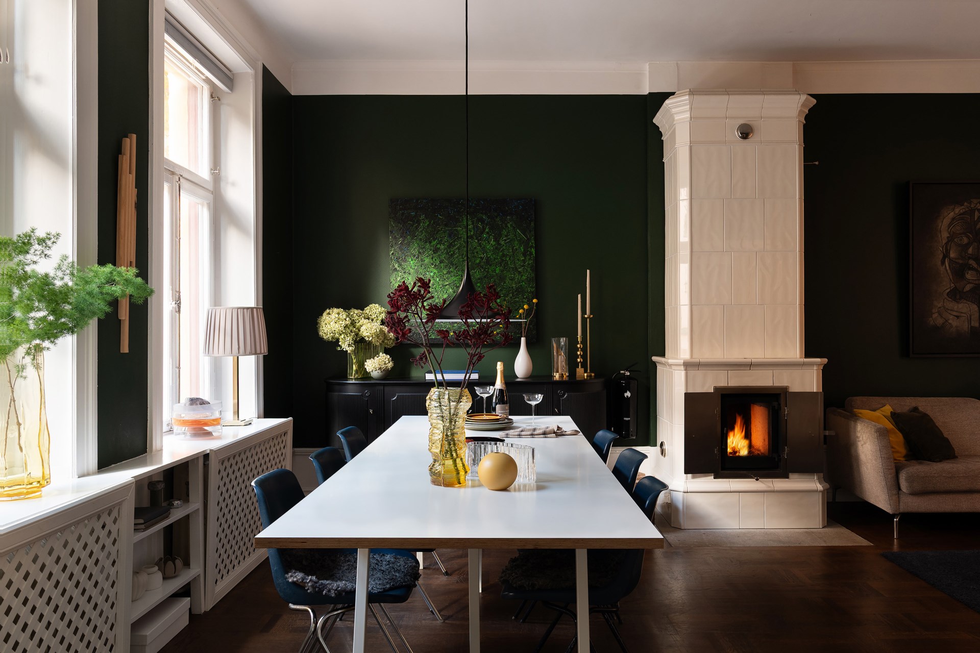 salon avec poêle faïence scandinave murs verts décoration vintage et scandinave