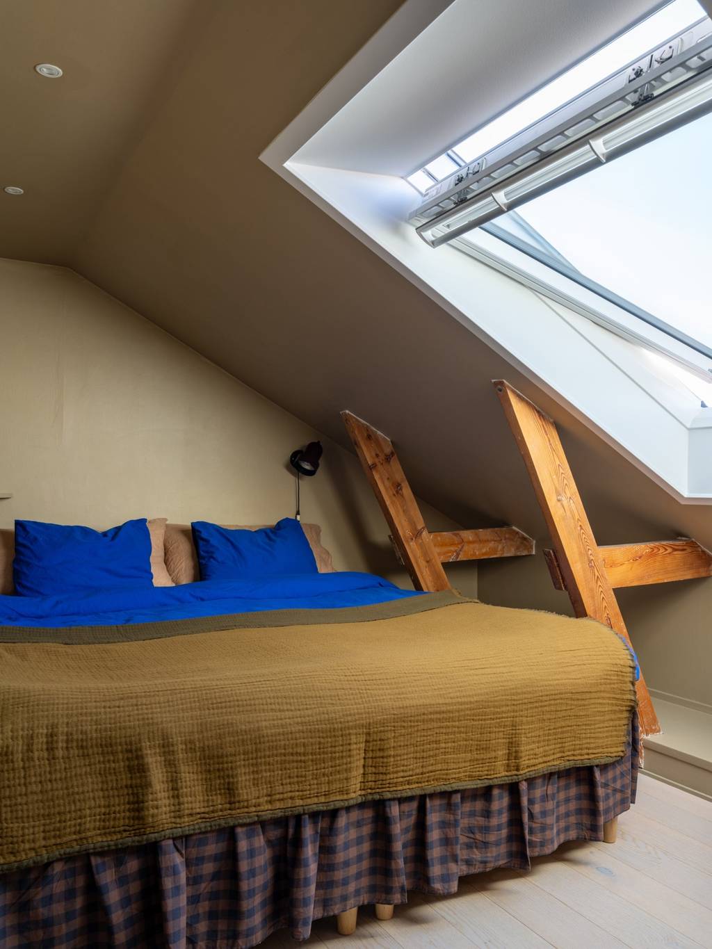 chambre avec velux et poutres trois-pièces mansardé 68m2 décoration scandinave chambre avec velux et poutres trois-pièces mansardé 68m2 décoration scandinave