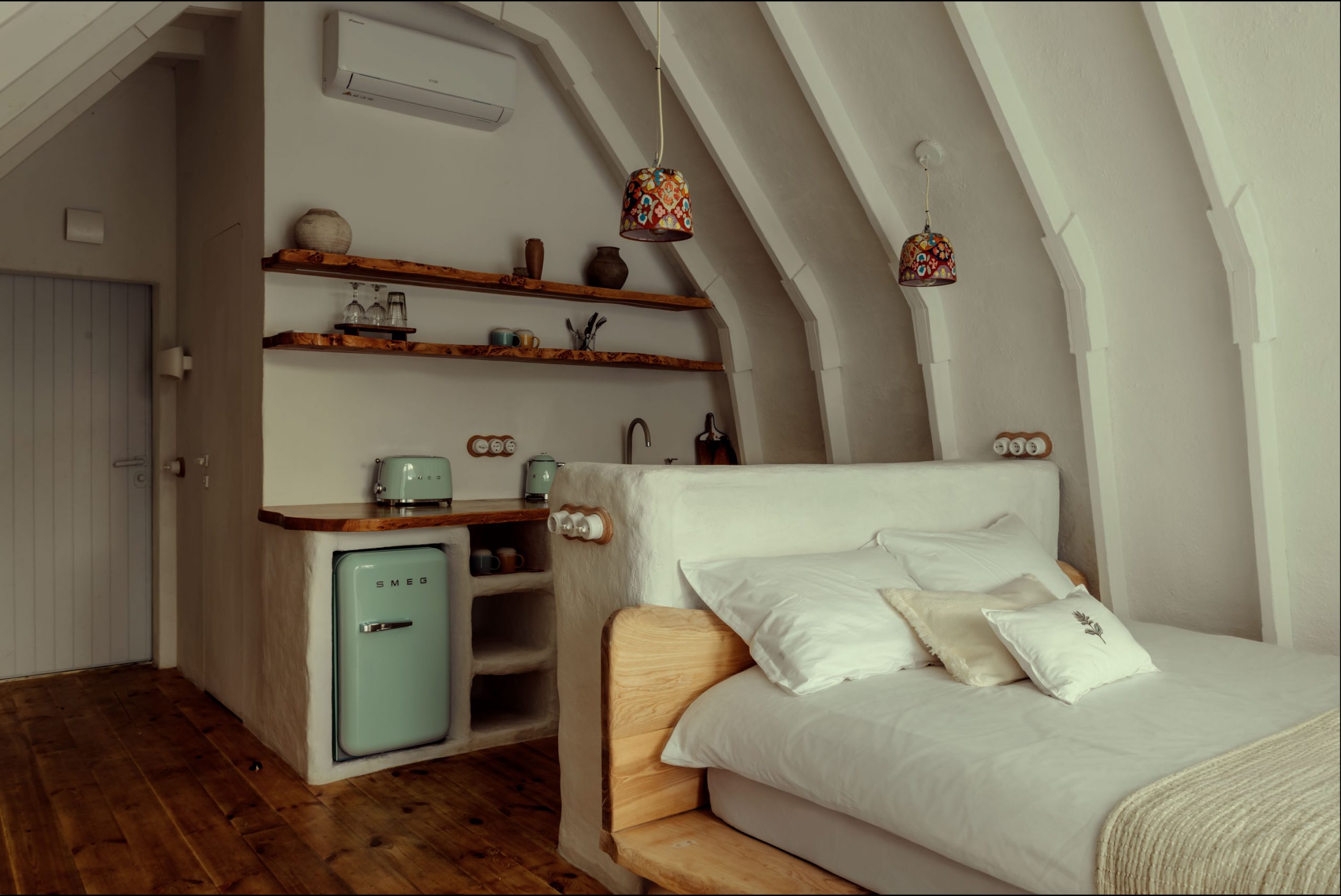 cuisine et chambre petite maison de 26m2 en Moldavie style cabane Hobbit cuisine et chambre petite maison de 26m2 en Moldavie style cabane Hobbit