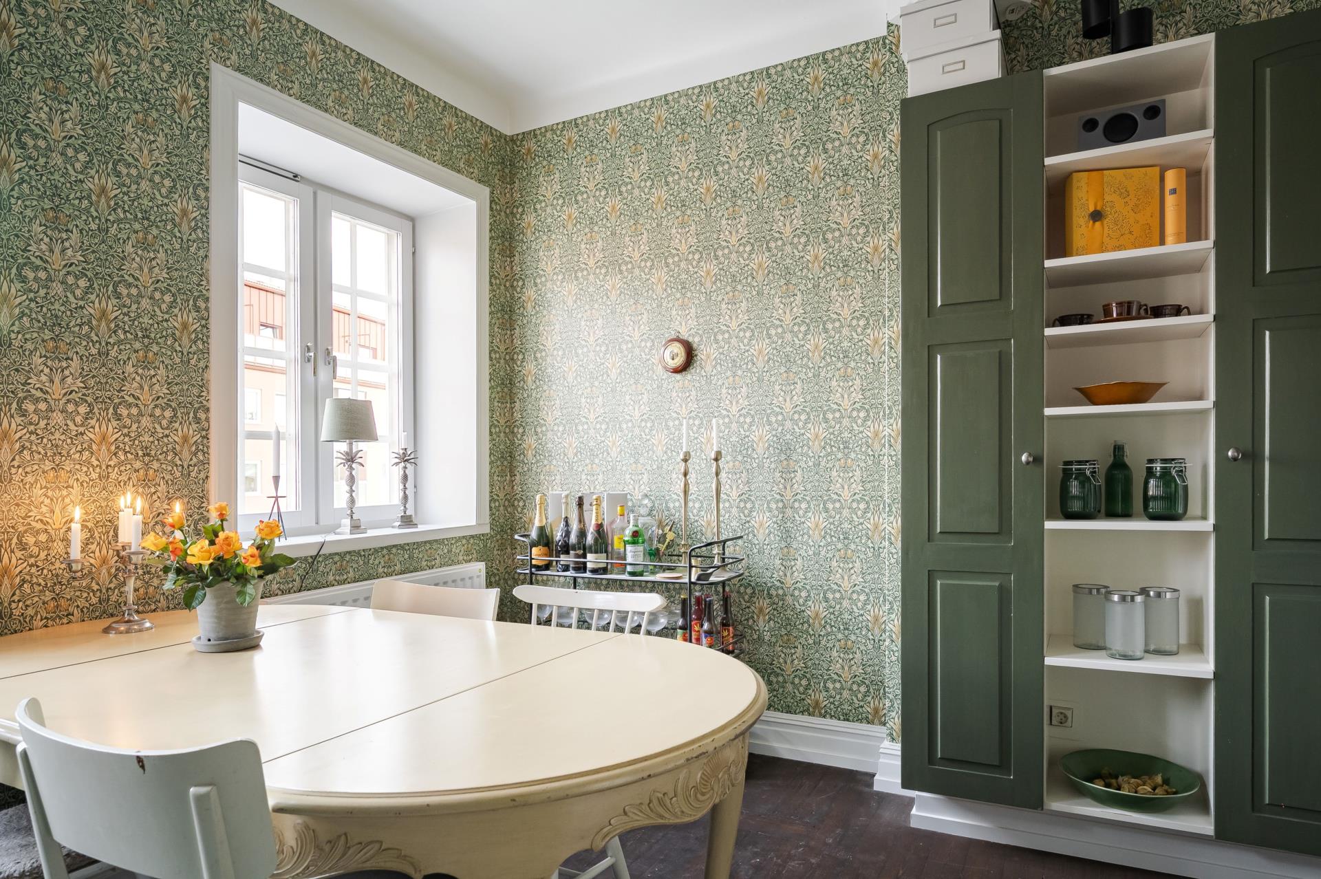 cuisine décoration scandinave verte avec papier-peint Snakeshead de William Morris