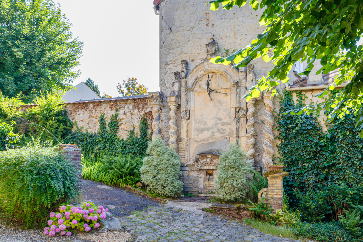 jardin avec fontaine en pierre Photo : © Oksana Champetier jardin avec fontaine en pierre Photo : © Oksana Champetier