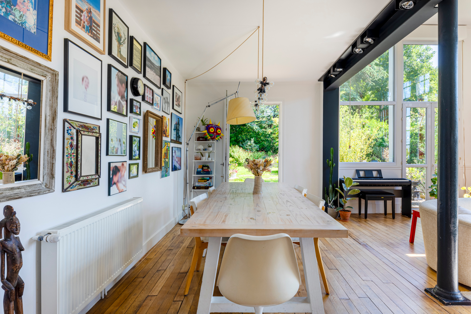 salle à manger avec mur d salle à manger avec mur d'images maison ancienne rénovée près de Paris Photo : © Oksana Champetier