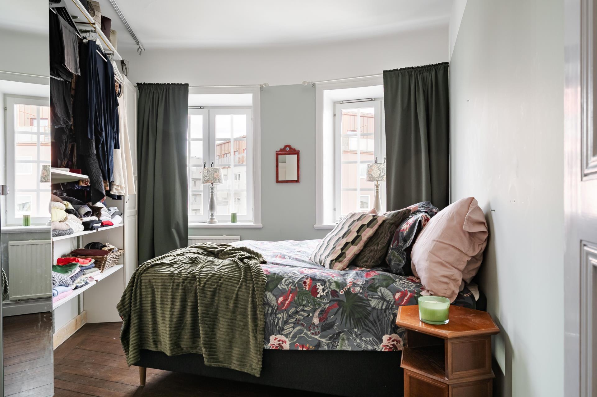 chambre avec dressing ouvert