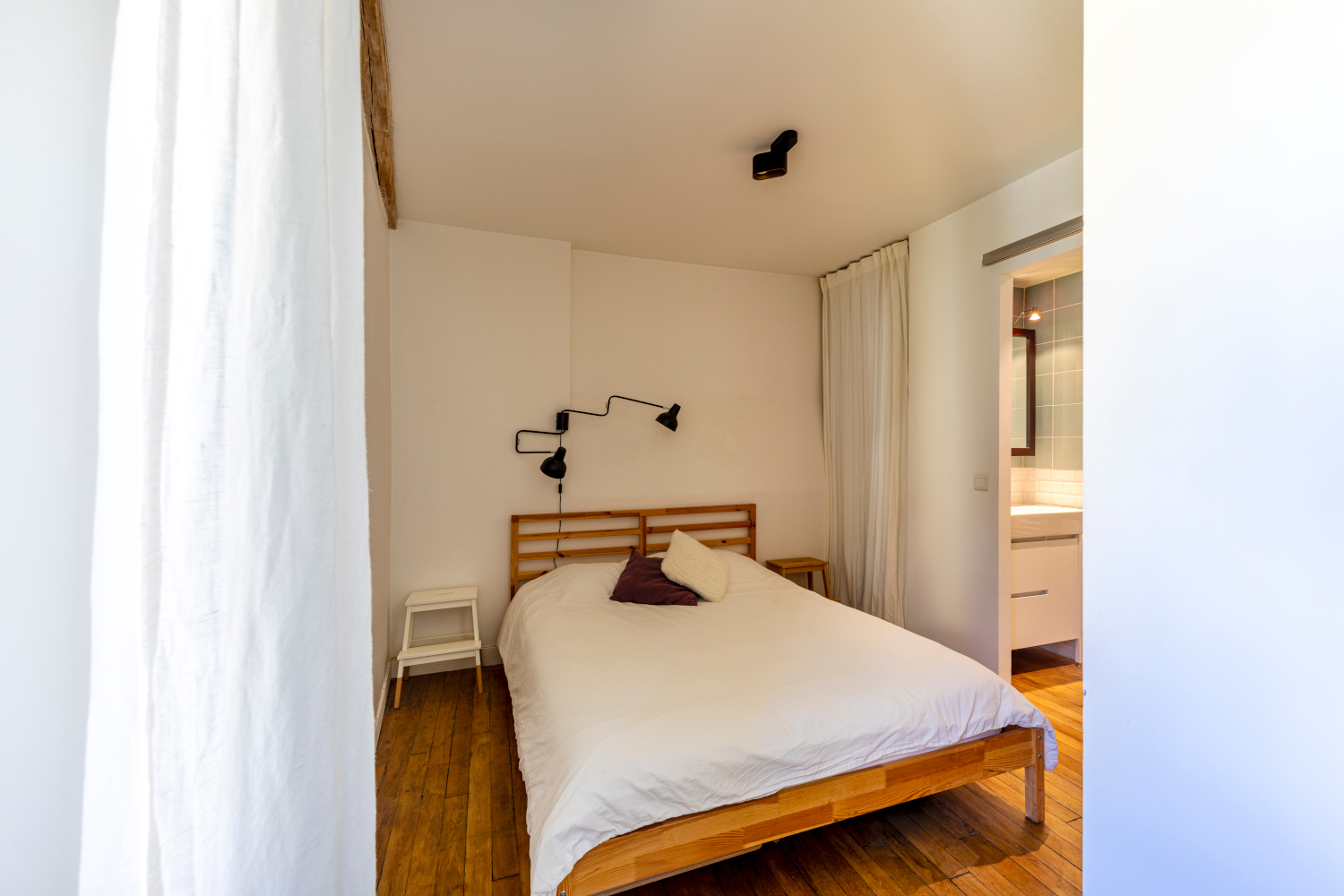 chambre décoration naturelle maison ancienne rénovée près de Paris Photo : © Oksana Champetier chambre décoration naturelle maison ancienne rénovée près de Paris Photo : © Oksana Champetier