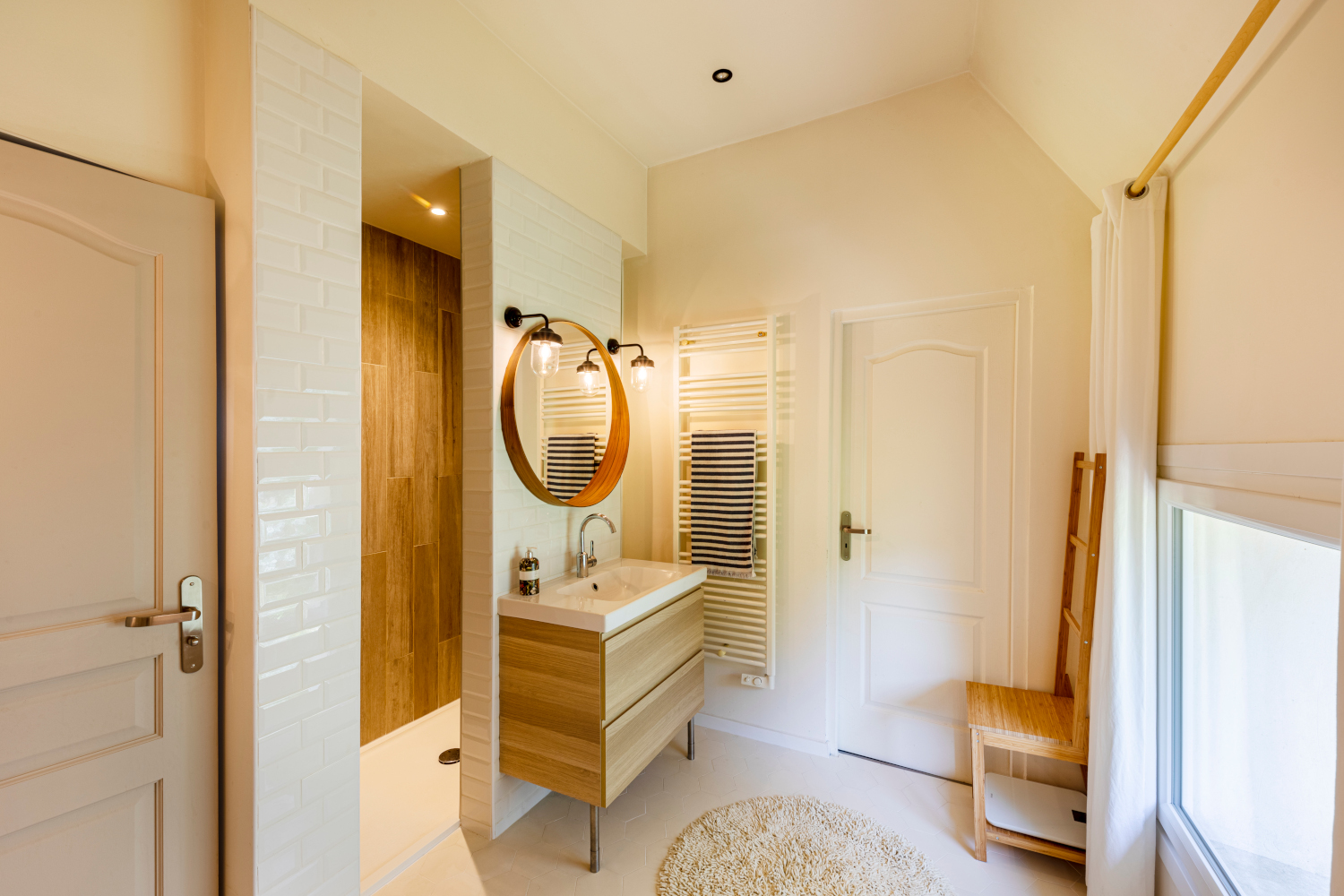 salle de bain moderne maison ancienne rénovée près de Paris Photo : © Oksana Champetier salle de bain moderne maison ancienne rénovée près de Paris Photo : © Oksana Champetier