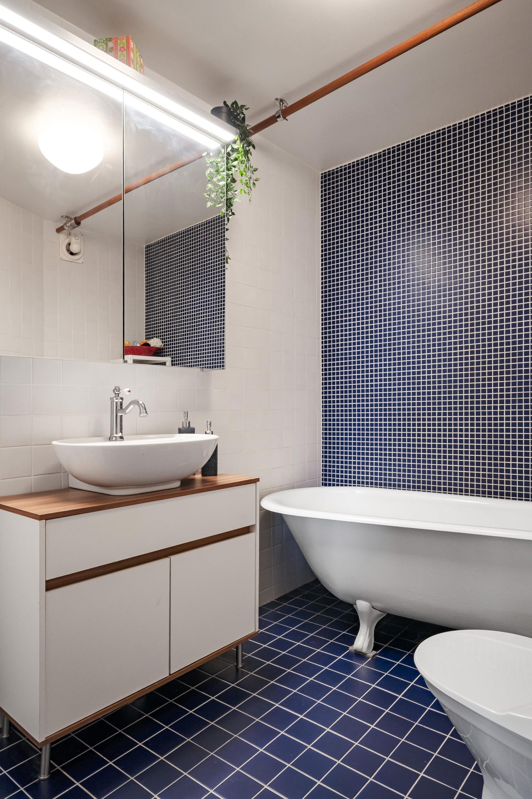 salle de bain bleue et blanche baignoire sur pieds