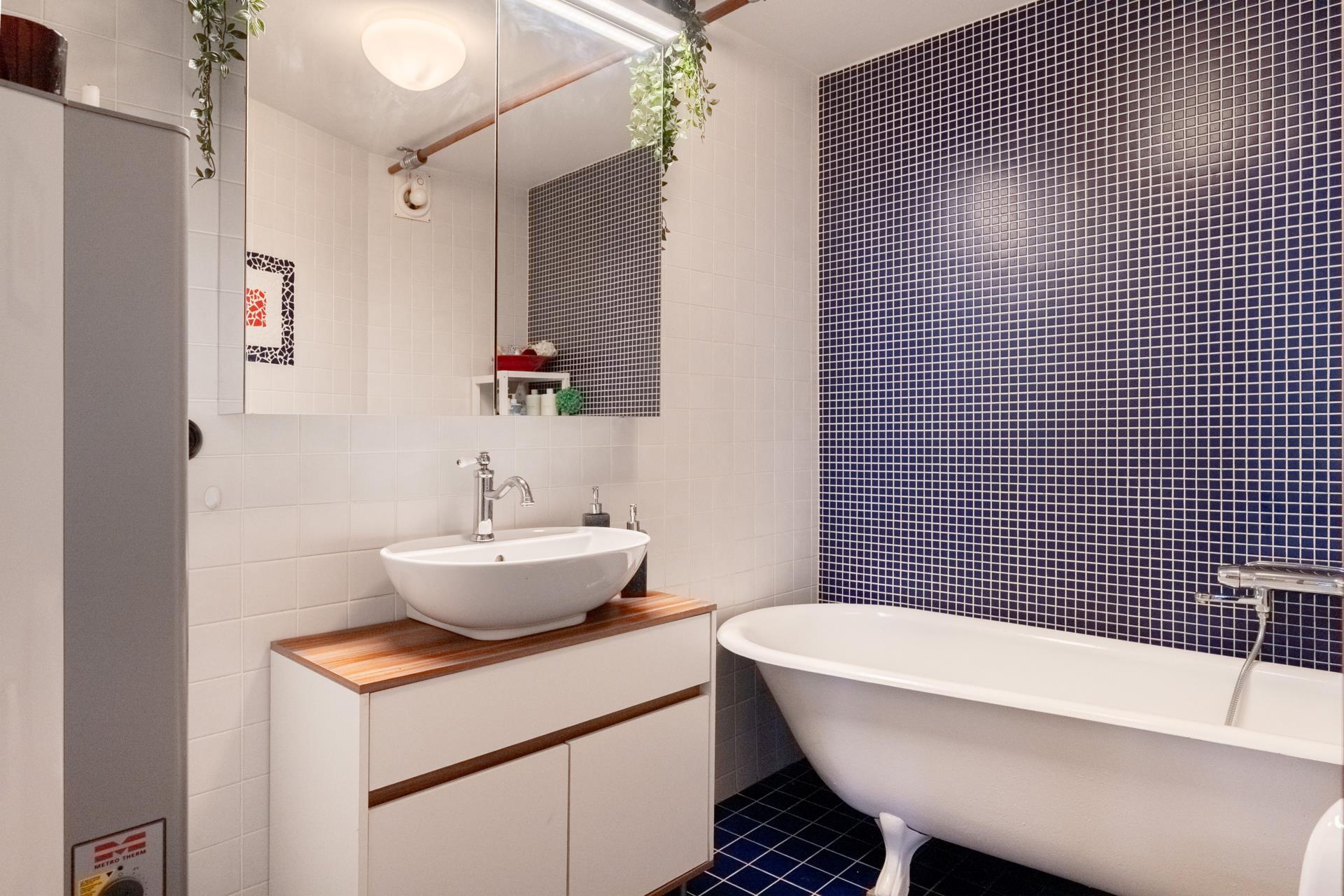 salle de bain bleue et blanche baignoire sur pieds