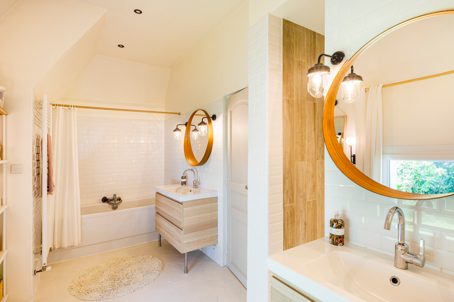 salle de bain moderne maison ancienne rénovée près de Paris Photo : © Oksana Champetier salle de bain moderne maison ancienne rénovée près de Paris Photo : © Oksana Champetier