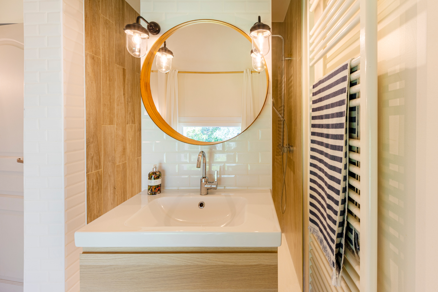 salle de bain moderne maison ancienne rénovée près de Paris Photo : © Oksana Champetier salle de bain moderne maison ancienne rénovée près de Paris Photo : © Oksana Champetier