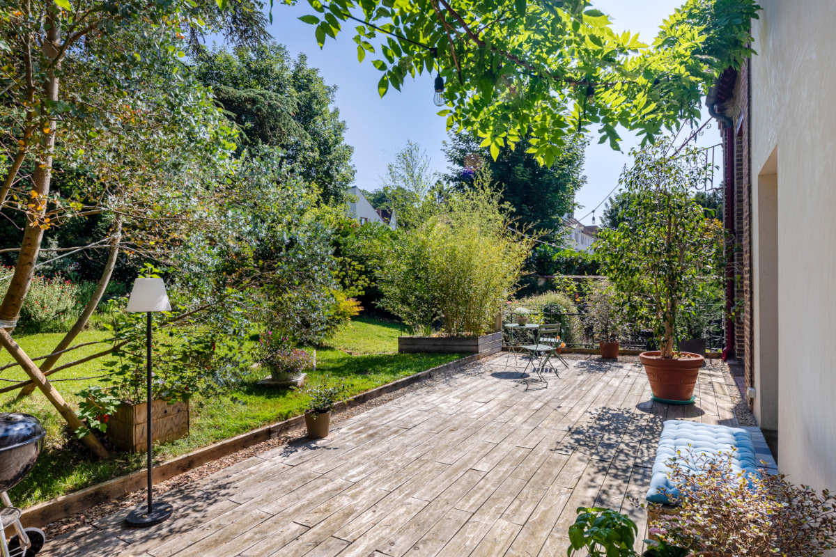 terrasse bois maison ancienne en briques rénovée près de Paris Photo : © Oksana Champetier terrasse bois maison ancienne en briques rénovée près de Paris Photo : © Oksana Champetier