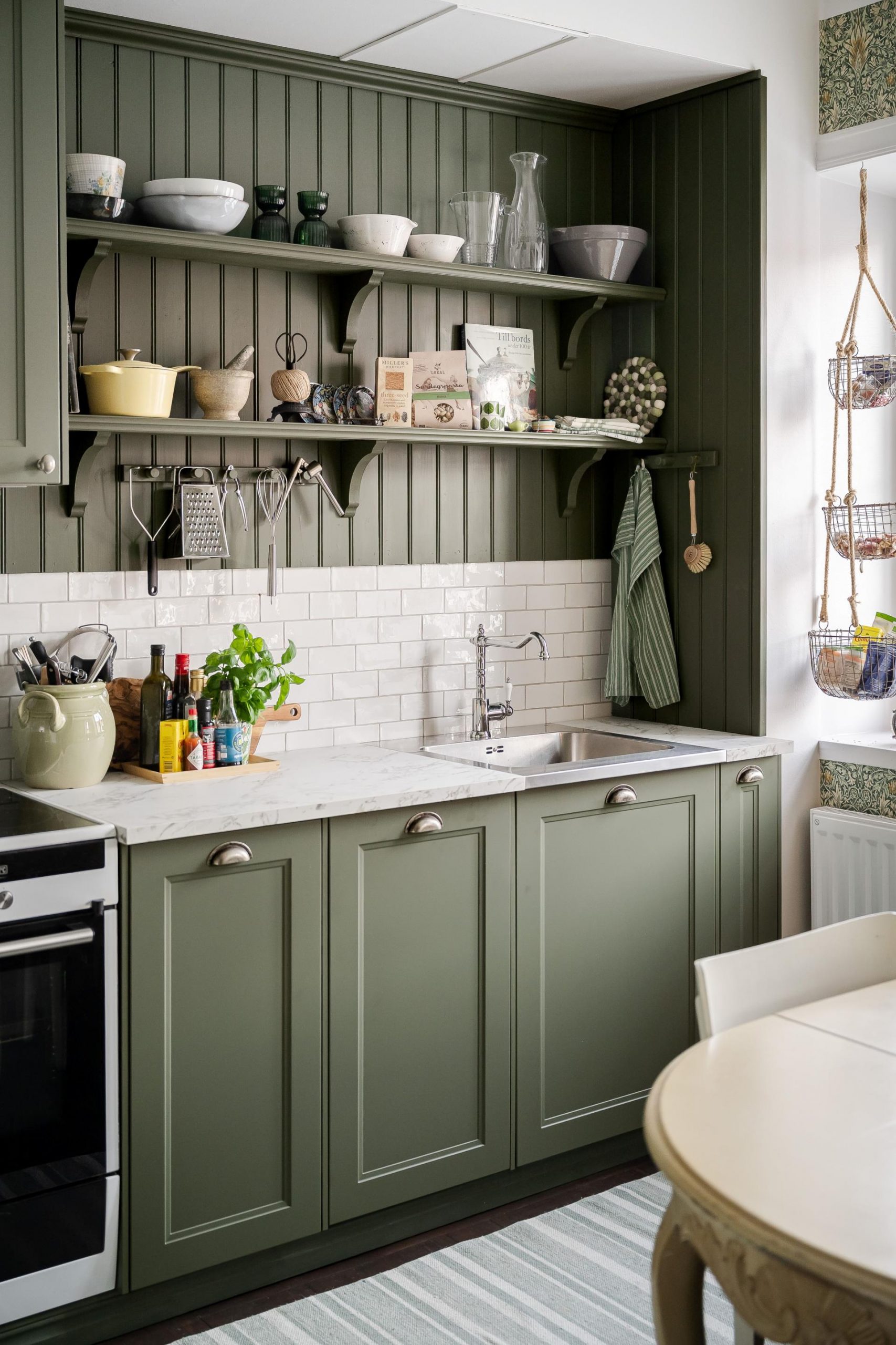 cuisine décoration scandinave verte avec papier-peint Snakeshead de William Morris