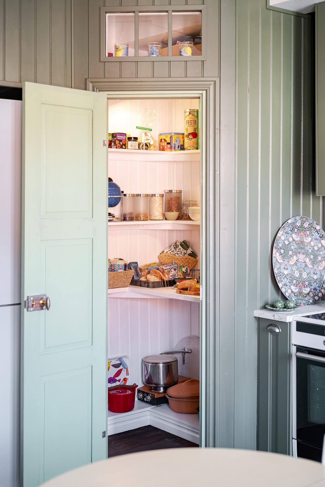 cuisine décoration scandinave verte avec garde-manger (pantry)