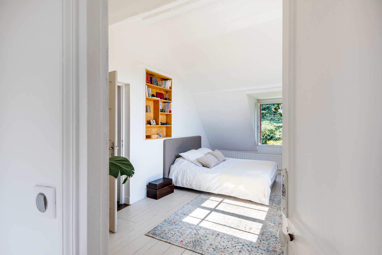 chambre mansardée maison ancienne rénovée près de Paris Photo : © Oksana Champetier chambre mansardée maison ancienne rénovée près de Paris Photo : © Oksana Champetier