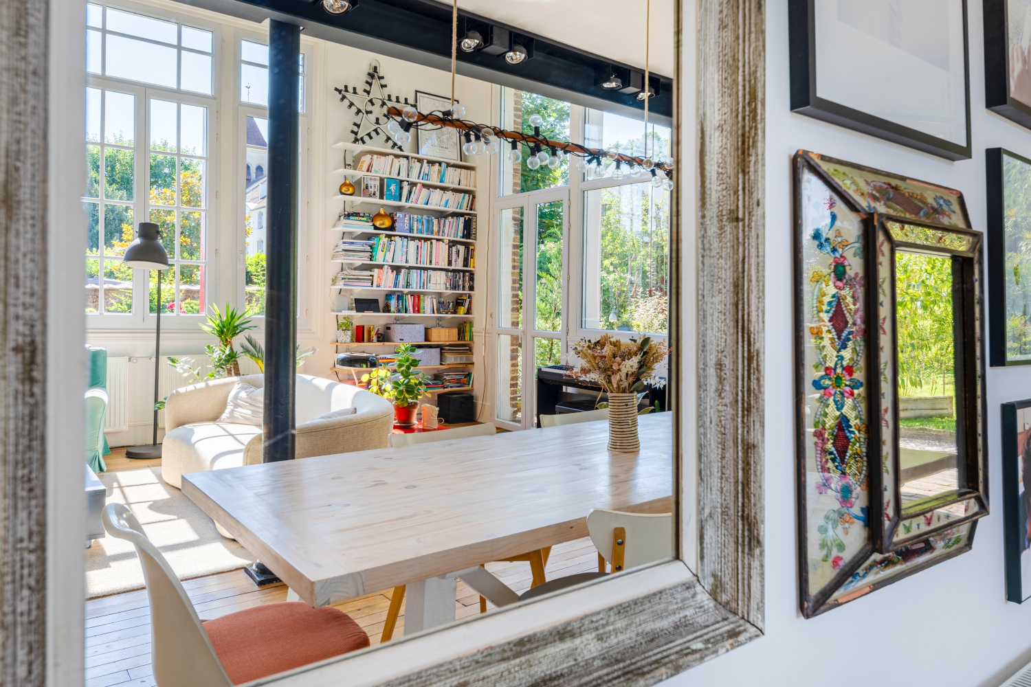 salle à manger avec mur d salle à manger avec mur d'images maison ancienne rénovée près de Paris Photo : © Oksana Champetier