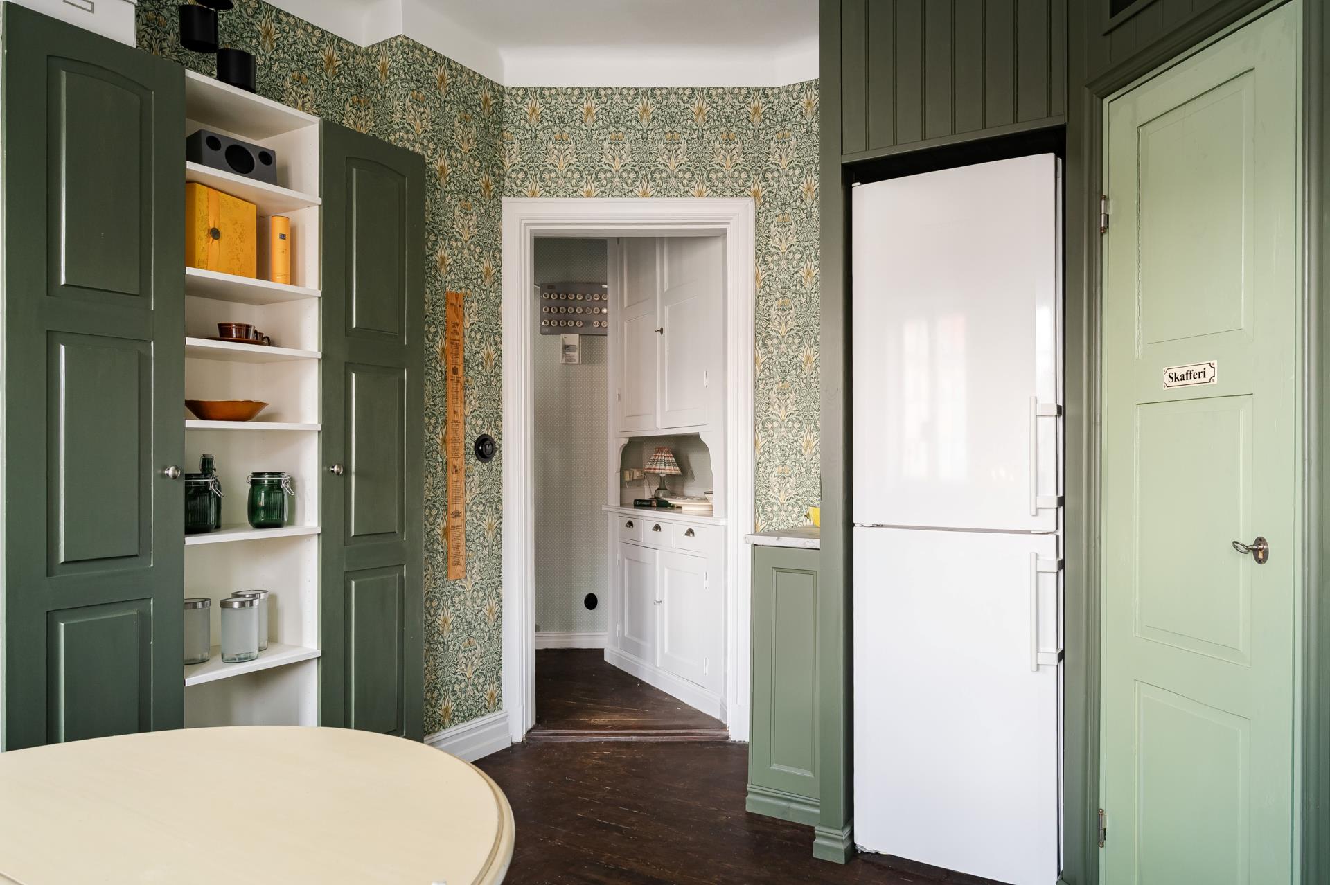 cuisine décoration scandinave verte avec papier-peint Snakeshead de William Morris