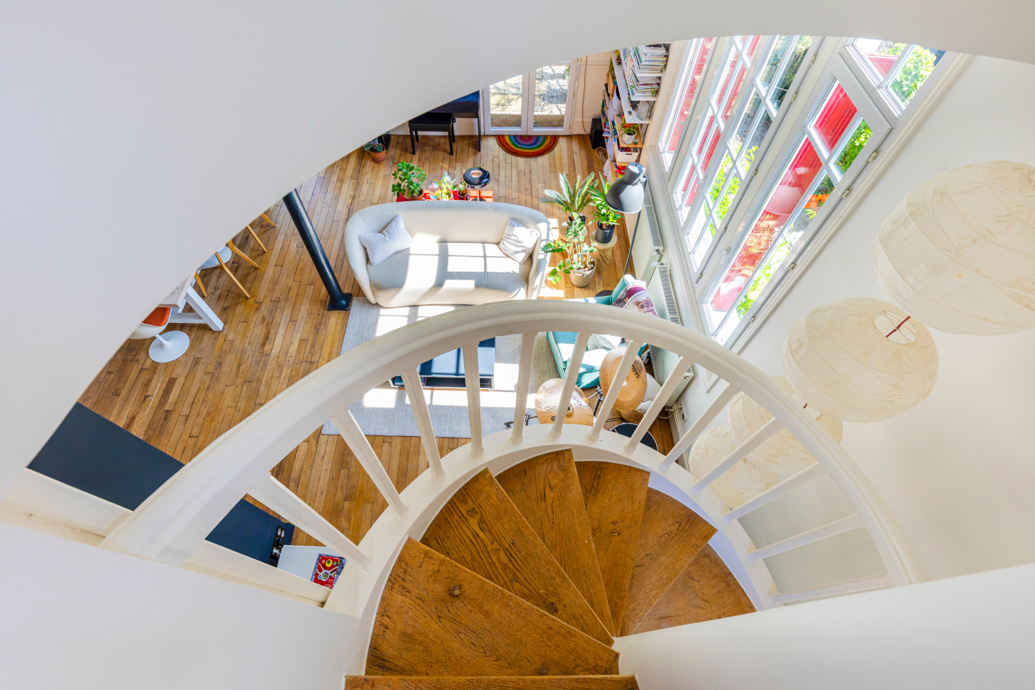 escalier en colimaçon bois maison ancienne rénovée près de Paris Photo : © Oksana Champetier escalier en colimaçon bois maison ancienne rénovée près de Paris Photo : © Oksana Champetier