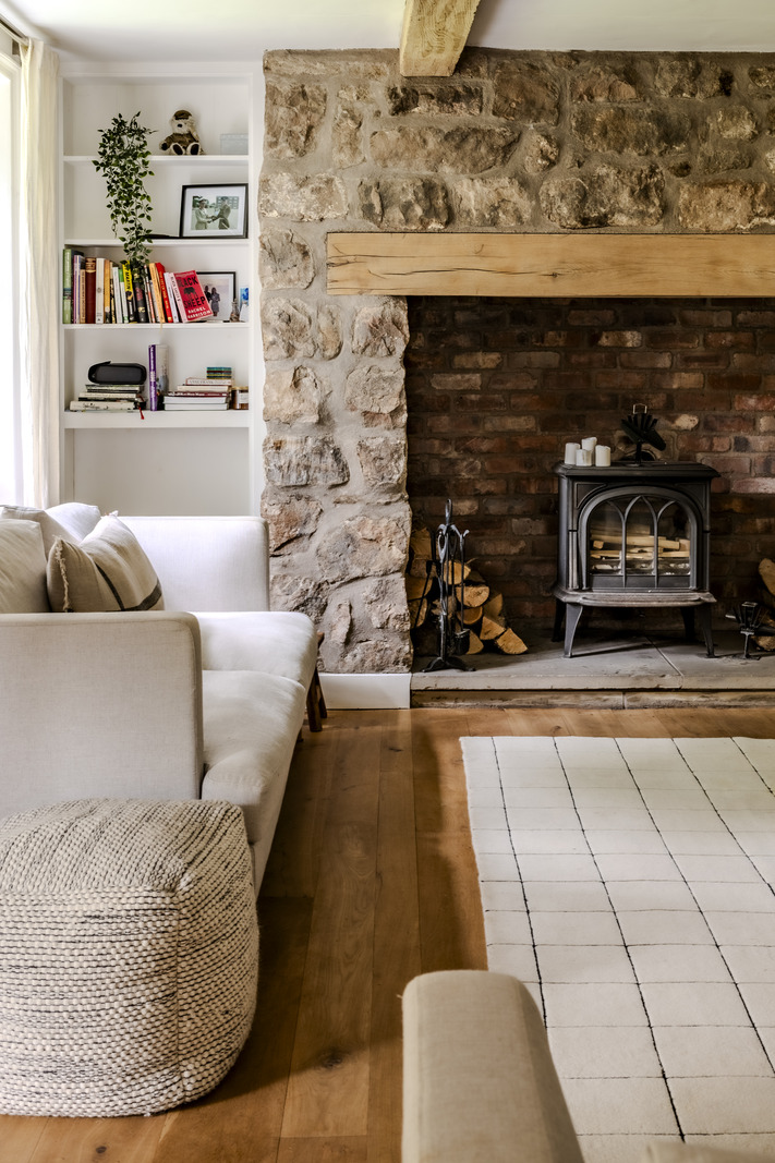 salon avec cheminée pierres maison galloise rénovée