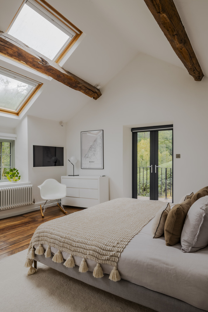 chambre mansardée avec poutres maison galloise rénovée