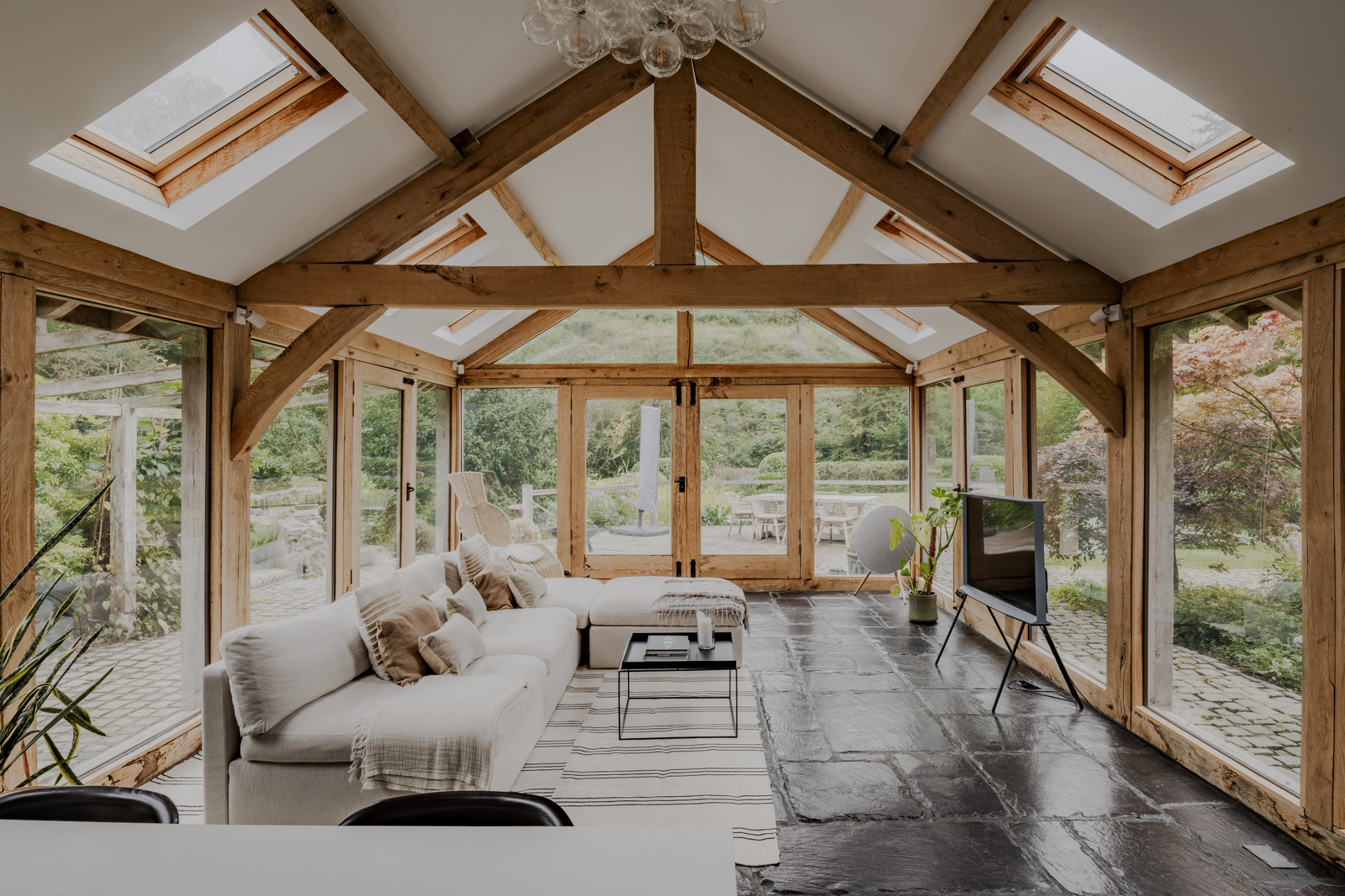 salon vitré avec poutres dans extension maison galloise rénovée